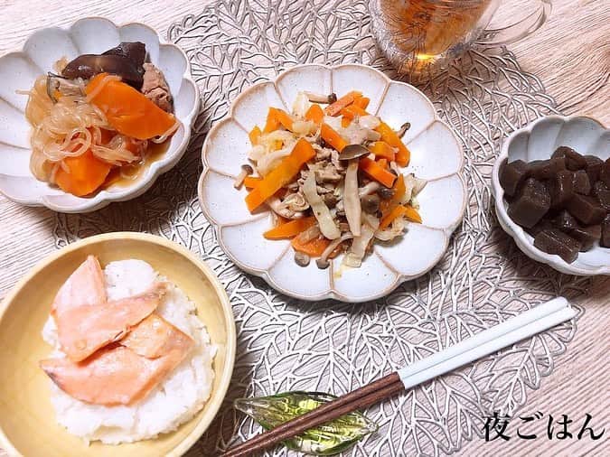 西村紗也香さんのインスタグラム写真 - (西村紗也香Instagram)「.﻿ #きょうのさやかごはん﻿ 2/14﻿ #朝ごはん﻿ 写真にはないですが、、﻿ 卵かけご飯にしました笑﻿ ﻿ ﻿ #昼ごはん﻿ 鶏ごぼう焼きおむすび🍙﻿ ﻿ ﻿ #間食﻿ ダロワイヨのサブレプチ♡﻿ バターだ作っているので﻿ 美味しく食べられる😋﻿ ﻿ ﻿ #夜ごはん﻿ 野菜、きのこ類、こんにゃく﻿ の低カロリー食品でボリュームアップです👍🏻‼️﻿ ﻿ ﻿ #間食﻿ バレンタインと無縁の私は﻿ 誰かにあげることもなく…﻿ ご褒美チョコにも興味がなく…﻿ (チョコは食べたい時に食べればよいもの笑)﻿ ﻿ なーんにもない1日でしたが﻿ 母からチョコをもらい🍫﻿ 嬉しいバレンタインでした(〃ω〃)﻿ ﻿ 甘すぎるものは苦手なので﻿ ダークチョコ💕💕﻿ ﻿ ﻿ 今は、チョコ中毒なほどではないので﻿ 無くても生きていけますが…﻿ ﻿ 糖質制限ダイエット中は、﻿ チョコ食べたいチョコ食べたいチョコ食べたい…﻿ と毎日頭をグルグルしていました。。笑﻿ ﻿ プロテインバーとかで﻿ チョコ味とかがありましたが、﻿ 「これなら食べていい！」﻿ 「ダイエット食だから有り！」﻿ と信じ込んでいたので﻿ やたら食べてました。。笑﻿ ﻿ ﻿ 今は一粒で大満足😍❤️﻿ ﻿ ﻿ ﻿ ﻿ ﻿ ﻿ ﻿ #栄養コンシェルジュ #ダイエット #便秘 #インスタダイエット #食べで痩せる #痩せる #痩せる習慣 #痩せる食べ方 #健康美 #美ボディ #ダイエット仲間と繋がりたい #ダイエット仲間募集」2月19日 20時59分 - _sayakanishimura_