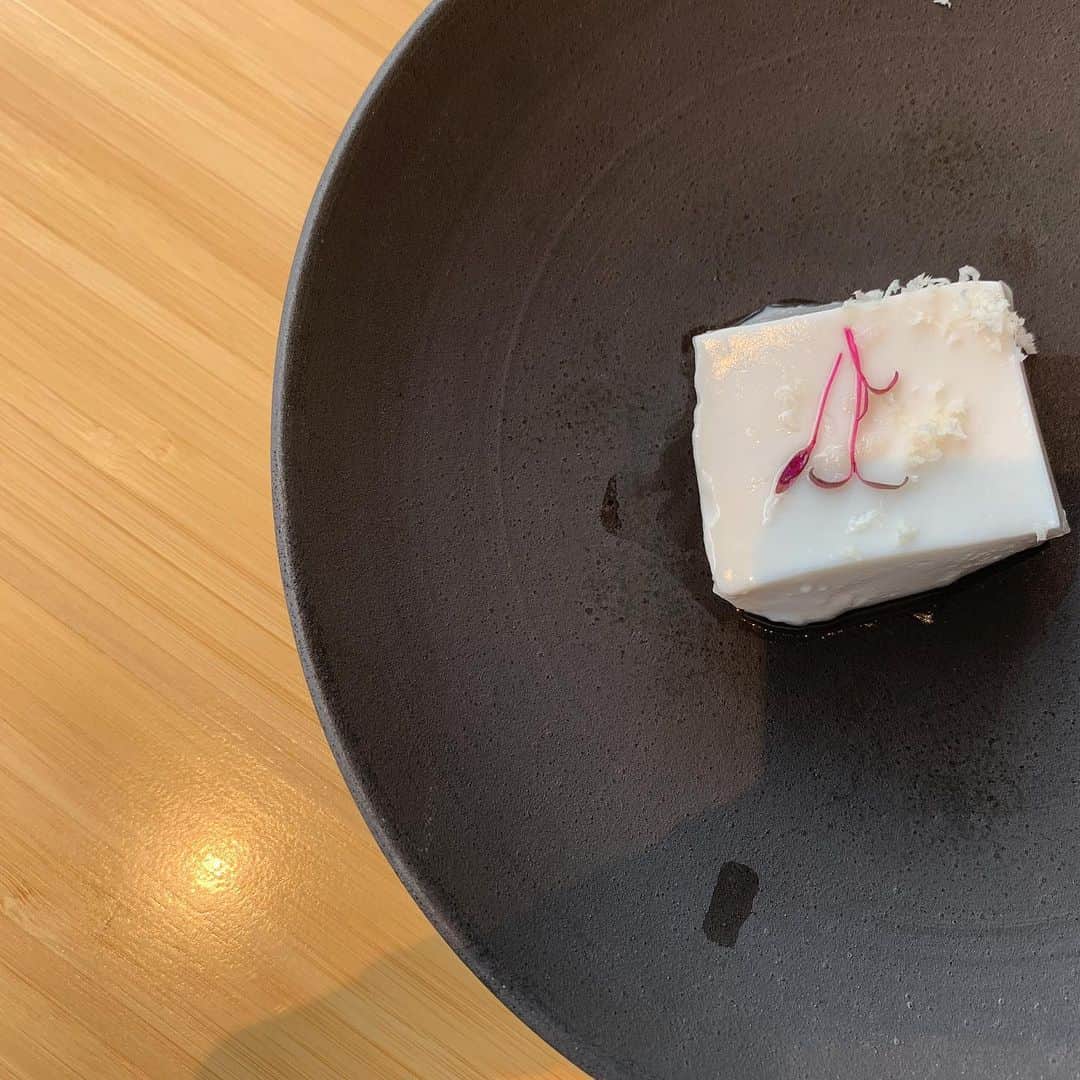 二宮綾海さんのインスタグラム写真 - (二宮綾海Instagram)「🥢 好きな一品。 ごまどうふ。  息子もいつの間にか好きになっていた。  ごまは「食べる丸薬」と言われるくらいすぐれた栄養食品。  ってことで、 もりもりたべてこー！  #ごまどうふ #和食器もっと揃えたいなぁ♡」2月19日 21時02分 - a36umi