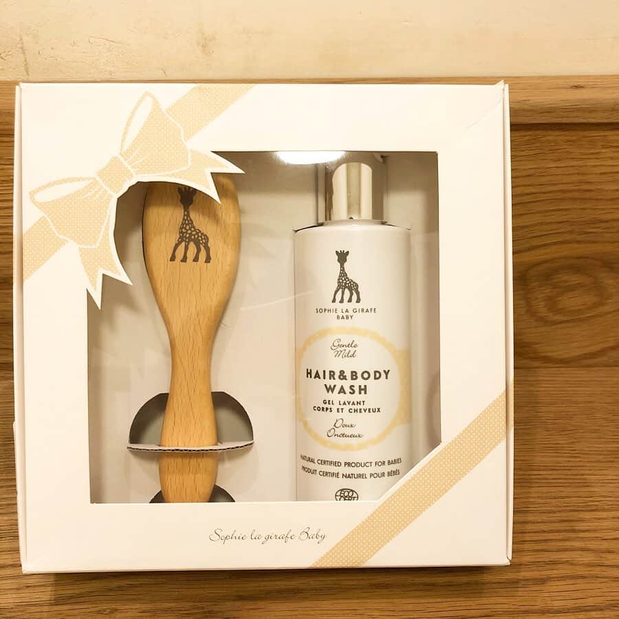 こども ビームスさんのインスタグラム写真 - (こども ビームスInstagram)「【✨BABY ITEM LIST👶】 スタッフ 上出 のオススメベビーアイテム❗️ . ＜Sophie LaGirafe Cosmetics ＞ベビー ヘア&ボディウォッシュ + ヘアブラシ キット  世界中のこどもたちから愛される、フランス生まれのソフィちゃんから、オーガニックコスメシリーズが登場。このボディウォッシュ1つで、全身が洗えます。 . ¥5,500+税 . ※ Sophie LaGirafe Cosmeticsをご購入の方にソフィちゃんのキーホルダーと、テスターをプレゼント中です。数量限定のため、気になる方はお早めにどうぞ♪ -対象アイテムポイント2倍キャンペーン開催中- 開催期間: 2020年2月14日（金）〜2月21日（金） 開催店舗: ビームス公式オンラインショップ ※ビームス公式オンラインは、2月14日（金）0:00 〜2月21日（金）23:59 注文完了までが対象です。 こども ビームス ビームス 神戸 . #sophie #lagirafe #cosmetics #babyitemlist #あかゃんフェア #kodomobeams  #beams  #daikanyama  #こどもビームス  #ビームス  #代官山 新作アイテムはプロフィールのリンク🔗からビームス公式サイト、こども ビームスページをチェック❗️ ※お問い合わせにつきましては、お電話にて承ります。」2月19日 21時07分 - kodomo_beams