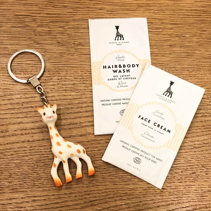 こども ビームスさんのインスタグラム写真 - (こども ビームスInstagram)「【✨BABY ITEM LIST👶】 スタッフ 上出 のオススメベビーアイテム❗️ . ＜Sophie LaGirafe Cosmetics ＞ベビー ヘア&ボディウォッシュ + ヘアブラシ キット  世界中のこどもたちから愛される、フランス生まれのソフィちゃんから、オーガニックコスメシリーズが登場。このボディウォッシュ1つで、全身が洗えます。 . ¥5,500+税 . ※ Sophie LaGirafe Cosmeticsをご購入の方にソフィちゃんのキーホルダーと、テスターをプレゼント中です。数量限定のため、気になる方はお早めにどうぞ♪ -対象アイテムポイント2倍キャンペーン開催中- 開催期間: 2020年2月14日（金）〜2月21日（金） 開催店舗: ビームス公式オンラインショップ ※ビームス公式オンラインは、2月14日（金）0:00 〜2月21日（金）23:59 注文完了までが対象です。 こども ビームス ビームス 神戸 . #sophie #lagirafe #cosmetics #babyitemlist #あかゃんフェア #kodomobeams  #beams  #daikanyama  #こどもビームス  #ビームス  #代官山 新作アイテムはプロフィールのリンク🔗からビームス公式サイト、こども ビームスページをチェック❗️ ※お問い合わせにつきましては、お電話にて承ります。」2月19日 21時07分 - kodomo_beams