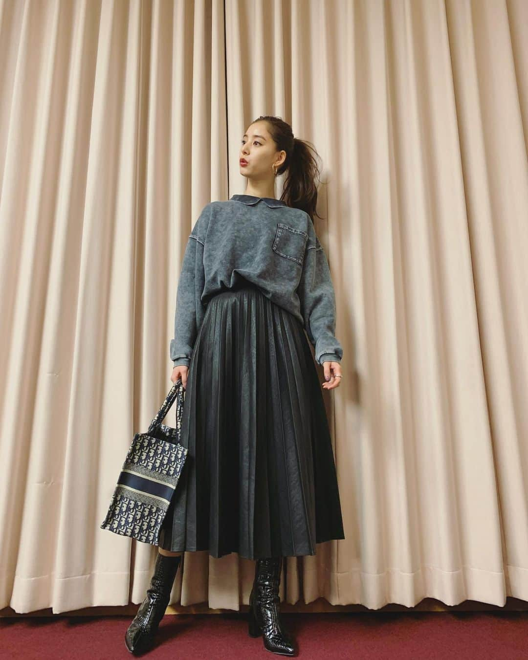 新木優子さんのインスタグラム写真 - (新木優子Instagram)「私服  down : @emoda_official  tops : @amerivintage  leather skirt : @rienda_official  shoes : @evris_official  bag : @dior」2月19日 21時08分 - yuuuuukko_