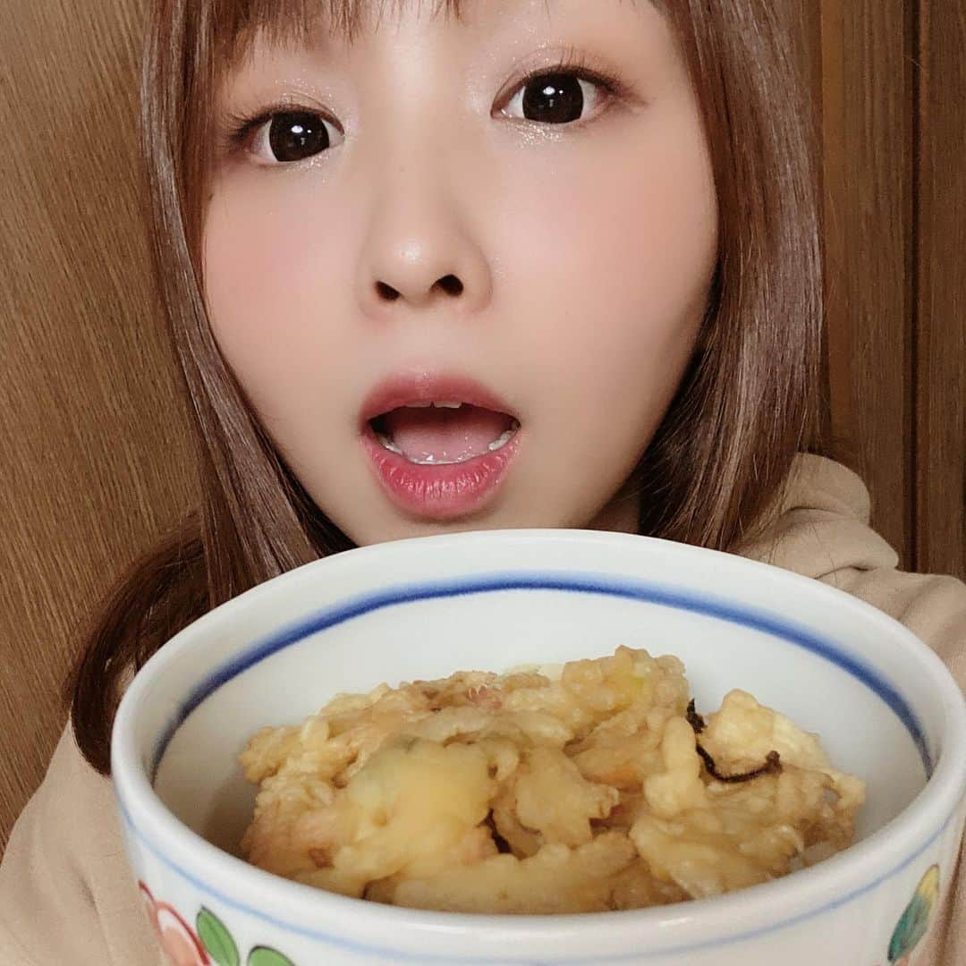 岩村捺未さんのインスタグラム写真 - (岩村捺未Instagram)「夜ご飯はおじいちゃんが作ってくれた  かき揚げ丼😋 おじいちゃんありがとう❤️❤️❤️ 美味しかった！！ 足らないのであとでパスタ食べようと〜🍽 #なちゅの食いしん坊万歳　#dinner #かき揚げ丼 #かき揚げ #なちゅログ #揚げ物らぶ♡」2月19日 21時16分 - iwamuranachu