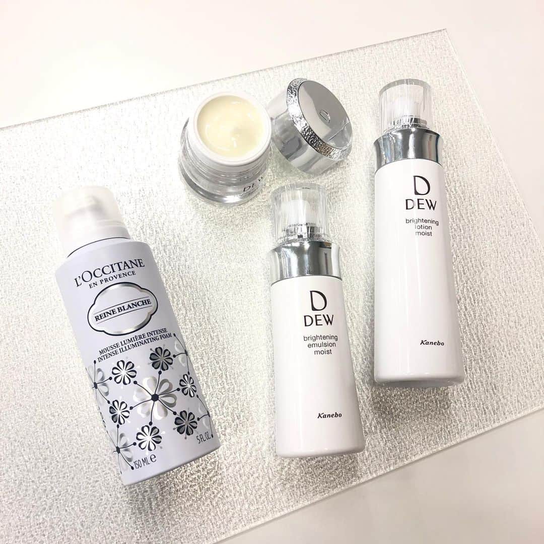 VOCE編集部さんのインスタグラム写真 - (VOCE編集部Instagram)「ビューティサイエンティストの岡部美代治さん＆美容ライターの楢崎裕美さんとお届けした美白インスタライブをご視聴くださった皆様、ありがとうございました✨✨﻿ ﻿ 配信した内容は24時間ストーリーズからご覧いただけますので、ライブを見逃してしまった方もぜひぜひチェックを‼️﻿ ﻿ 今回のプレゼントはこちら👇﻿ ﻿ 【プレゼント】﻿ レーヌブランシュ イルミネイティングクレンジングフォーム 150ml ￥4500　を２名様に！﻿ ﻿ DEW ブライトニングローション﻿ DEW ブライトニングエマルジョン﻿ DEW ブライトニングクリーム﻿ 上記３点のセットを２名様に！﻿ ﻿ どちらか希望がある方はコメントお願いします！﻿ ﻿ ﻿ 【応募方法】﻿ VOCEアカウントをフォロー＆このポストのコメント欄に今回のインスタライブの感想 or 今後のインスタライブで取り扱って欲しいテーマなどを書き込むだけです❣️🙆﻿ コメントくださった方の中から、抽選で計４名様にプレゼント🎁﻿ ﻿ 【当選者数】４名様﻿ ﻿ 【コメント締め切り】2/26（水）23:59﻿ ﻿ 【当選発表】﻿ 2020年3月下旬頃、当選した方のみ、投稿してくださったアカウントにDM（ダイレクトメッセージ）にてご連絡をさせていただきます。﻿ ﻿ ※非公開アカウントからのご応募は無効となります。ご了承ください﻿ ※コメントはVOCE誌面・VOCEウェブサイトで使用させていただく可能性がありますので、あらかじめご了承ください﻿ ※当選者の発表はDMのご連絡をもってかえさせていただきます。抽選の経過や結果などに関するお問い合わせには一切お応えできません﻿  それでは、コメントをお待ちしております‼️﻿ ﻿ 本日ご紹介したアイテムはこちら👇﻿ どれも間違いのないアイテムばかり。あなたのフィーリングにビビッとくるアイテムを見つけてくださいね！﻿ ﻿ ⚪️SHISEIDO ホワイトルーセント イルミネーティング マイクロS セラム<医薬部外品>30ml ￥11500 （編集部調べ）﻿ ⚪️クリニーク イーブンベター ラディカル ブライト セラム 50ml ￥14000（2/28発売）﻿ エスト G.P. エンリッチド セラム ホワイト二ング＜医薬部外品＞80g ￥12000﻿ ⚪️エスティ ローダー パーフェクショニスト プロ ブライト セラム 50ml ￥14500 ﻿ ⚪️ポーラ ホワイトショット インナーロック リキッド IXS 30ml×10本 ￥5800（4/1発売）﻿ ⚪️コスメデコルテ ホワイトロジスト オーバーナイト インナー プラス 約30日分 ￥7500﻿ ⚪️ロクシタン レーヌブランシュ イルミネイティングクレンジングフォーム 150ml ￥4500﻿ ⚪️ロクシタン レーヌブランシュ ホワイトインフュージョンセラム 30ml ￥10500﻿ ⚪️ロクシタン レーヌブランシュ ブライトフェイスウォーター 200ml ￥4500﻿ ⚪️DEW ブライトニングローション（医薬部外品） 150ml ￥4500﻿ ⚪️DEW ブライトニングエマルジョン（医薬部外品） 150ml ￥4500﻿ ⚪️DEW ブライトニングクリーム（医薬部外品）30g ￥5500﻿ ﻿ ﻿ 次回インスタライブは2/26予定！お楽しみに🙌️🙌🙌﻿ ﻿ （編集 MR）﻿ ﻿ －－－－－－－－－－－－－－－－－－－－⠀﻿ VOCEのinstagramでは新作コスメ情報やメイクテク、撮影舞台裏を毎日お届け！⠀﻿ ぜひフォロー&チェックして﻿ 👉 @vocemagazine ⠀﻿ ﻿ #美白 #スキンケア #ロクシタン #濃密泡 #DEW #濃密泡 #想像以上 #スキンケアマニア #voce #voceおすすめ #vocemagazine #ヴォーチェ #新作コスメ #コスメ #コスメマニア #コスメ好きさんと繋がりたい #VOCEおすすめコスメ #コスメ好きな人と繋がりたい #おすすめコスメ #コスメ紹介 #コスメレポ #コスメ部 #ライブ配信#プレゼント」2月19日 21時16分 - vocemagazine