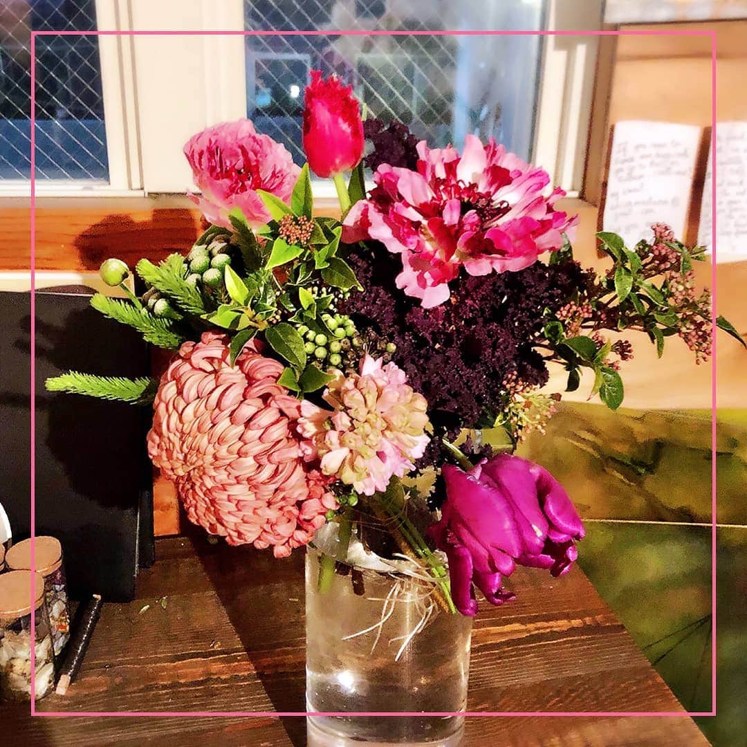 VOGUE GIRL JAPANさんのインスタグラム写真 - (VOGUE GIRL JAPANInstagram)「【本日のご褒美】渋谷の花屋さん「コション」が提案してくれたのは、グラデーションになったピンクが鮮やかな春色ブーケ🌸ラナンキュラスやチューリップなど、大ぶりの花が存在感大です。 @cochon.nuageux @quasitaru  #本日のご褒美 #水曜日はお花の日 #flowerwednesday #todayslittlehappiness #VOGUEGIRLエディターのお気に入り #花のある生活 #花のある暮らし #コション #cochon」2月19日 21時17分 - voguegirljapan