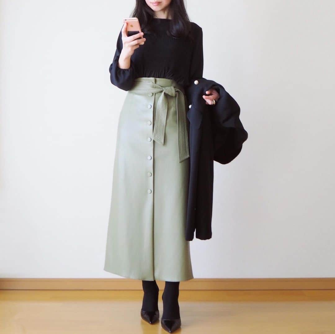 hanaさんのインスタグラム写真 - (hanaInstagram)「outfit❄️ * black×olive green☺︎ * ZARAおおめ。 新しいのはフェイクレザーのスカートと ごついリング。 * #uniqlo #zara #madisonblue」2月19日 21時20分 - hana_iroha