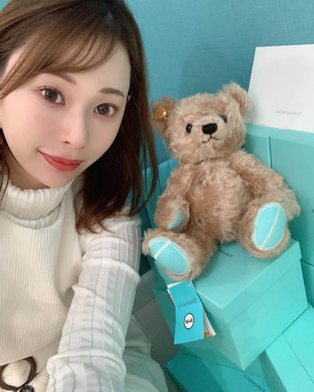 karen okajimaさんのインスタグラム写真 - (karen okajimaInstagram)「ㅤㅤㅤ  ㅤㅤㅤ りこにめっちゃ良いと聞いて ザ・ヴィーナス・168さんへ💙💁‍♀️ ㅤㅤㅤ  めちゃくちゃ可愛い店内にテンションあがった😍 女子はみんな大好きティファニーづくし🥺  店長さんも分かりやすく説明して下さっていざ施術‼️ やっぱり痛い〜😂けど我慢できる程度で これで痩せるならと頑張って我慢したら めちゃくちゃ引き締まったー😳‼️ 2枚目にビフォーアフター載せます🙆‍♀️ ㅤㅤㅤ  かれんは二の腕にしたよ🎶 りこはお腹にしていてめっちゃ変わってた‼️ ㅤㅤㅤ  これからも通ってもっと痩せることにした🥰 ちなみに男性も施術可能です🎶  ここで🉐な情報です💁‍♀️💓 ㅤㅤㅤ  オープニング価格 "かれんのインスタ見た"で フェイシャル、ボディ、膣ハイフの 全メニューがなんと⚠️30%OFF‼️ 最大で⚠️¥43500もお得になっちゃうよ‼️ ㅤㅤㅤ  ぜひこの機会に使ってみてね〜💘 ㅤㅤㅤ  #ハイフ #HIFU #エステ  #小顔 #痩身 #二の腕痩せ#美尻 #美脚 #リフトアップ #バストアップ  #膣トレ #膣引き締め #膣ケア #膣締め #南船場サロン #南船場 #心斎橋 #心斎橋サロン #心斎橋ハイフ #南船場ハイフ #大阪ハイフ #岡島かれん」2月19日 21時22分 - karenokajima0318