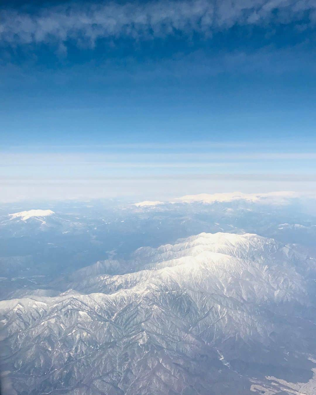 尾木直樹さんのインスタグラム写真 - (尾木直樹Instagram)「空から見た北アルプスの山々ーー遠くには御嶽山、雪いただくと神々しい❄️☃️ − #北アルプス山脈#冠雪#美しい#神々しさ#大好き」2月19日 21時23分 - oginaoki_ogimama