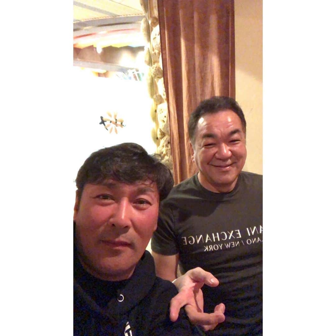 元木大介のインスタグラム：「槇原先輩が 沖縄取材来てくれて😁✌️ 夜ご飯もご馳走してくれましたー アグー豚のしゃぶしゃぶ🐷 #tfm2 @thefirmament_wear 👔 #元木の一言  #元木大介 #日本 #japan #プロ野球 #野球 #読売ジャイアンツ #ジャイアンツ #巨人 #giants #baseball  #沖縄キャンプ #アグー豚 #槙原寛己 先輩」