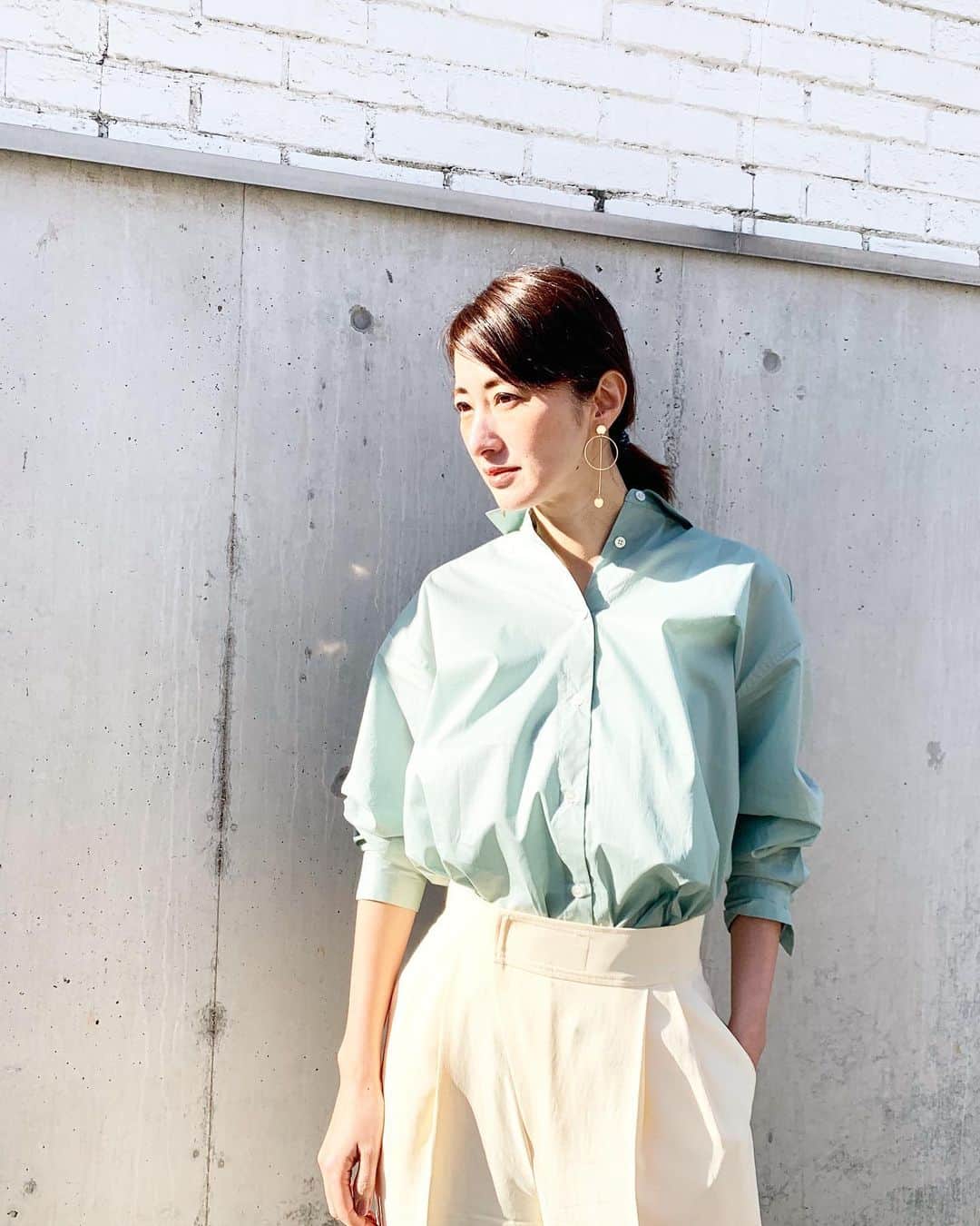 前田ゆかのインスタグラム：「先日オーダーした春カラー！  ライトグリーンの  エルーライージーリムーブシャツ！ @elura_official  洗濯後のしわがつきにくいのがもっとも 嬉しいポイント✨  汚れが付きにくく、落ちやすい機能性素材を使用。知らないうちについた汚れも簡単落とせるそう✨  素材も柔らかく機能的！！ 色違いのベージュとネイビーも 気になるところです。  #Elura #エルーラ  #メンズライクなシャツ #ベージュもほしいな #春はグリーンも気になる #きめいろ #前田ゆか」
