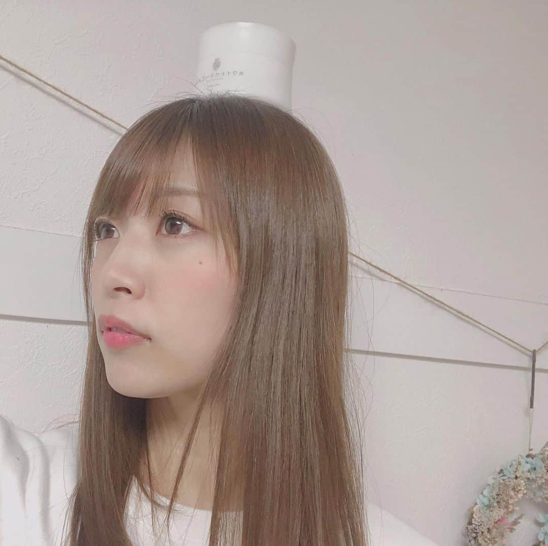 桃咲まゆさんのインスタグラム写真 - (桃咲まゆInstagram)「_ 私わりとめんどくさがりな性格なんですが、 このオールインワンジェル とっても楽ちんで凄くよいです。 おすすめさせてください。 化粧水、乳液、美容液、これひとつで 全部の役割担ってくれちゃうの。🥺❤︎ 肌のトーンアップ、ハリ、全てよくなって 私はお気に入りでリピーターです👶🏻👶🏻👶🏻 お肌のお手入れ苦手な男の子も使いやすいよ！ 洗顔あとにこれぬりぬり塗るだけ！ 気になった方はichi-poriの #ホワイトベリーじぇる  で検索してみてねーん🤍🤍」2月19日 21時32分 - mayu_momosaki