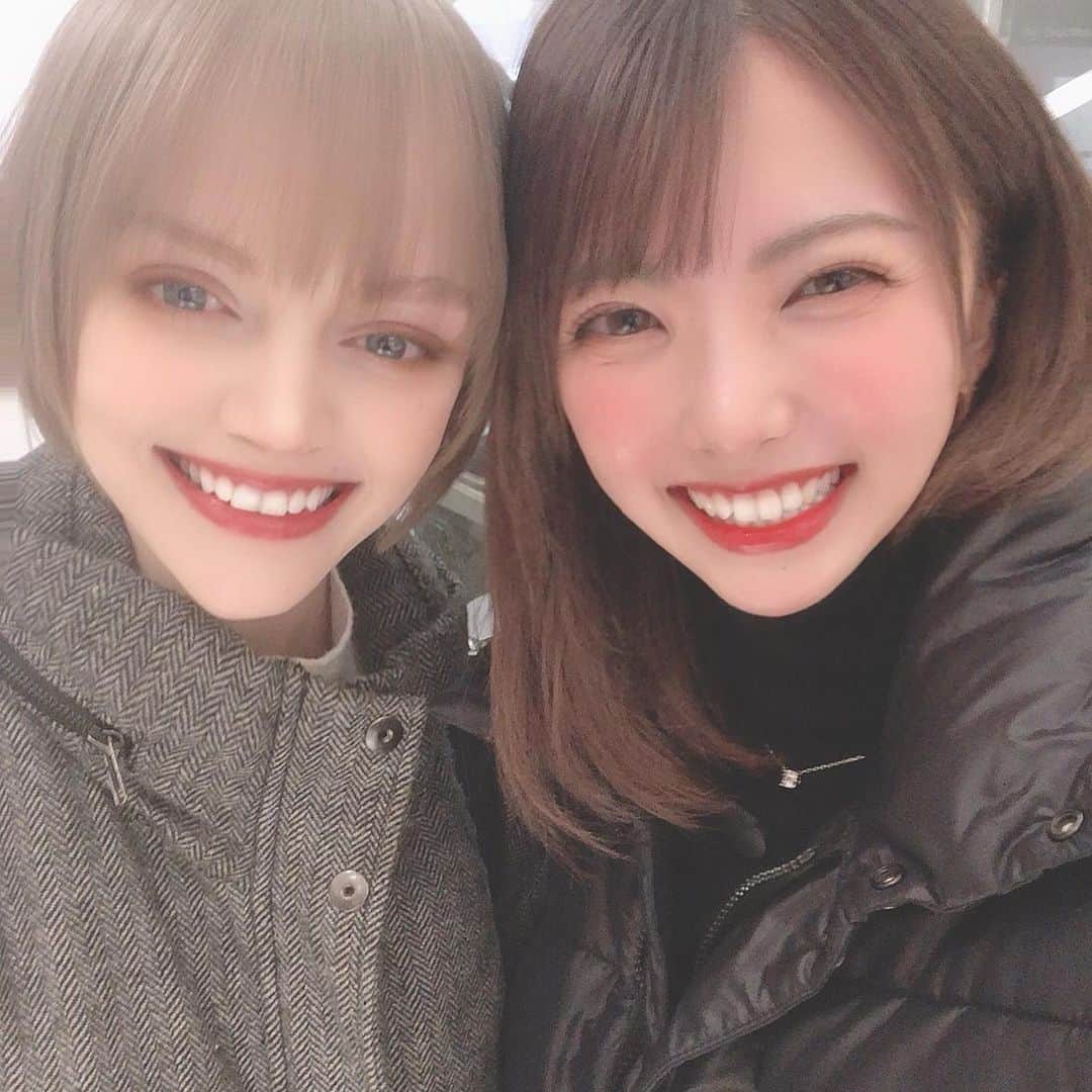 岡田栞奈のインスタグラム：「ダコとおデート❤️ 中身が双子ちゃんなので どんな話もお互い激しく 同意し合える(笑)  1番話してて楽って言ってくれて そんな友達で居させてくれる事に私も感謝だよ🥺✨ 楽しいことも辛い事も半分こだぜ👭💖 #渋谷 #渋谷デート #カフェ」