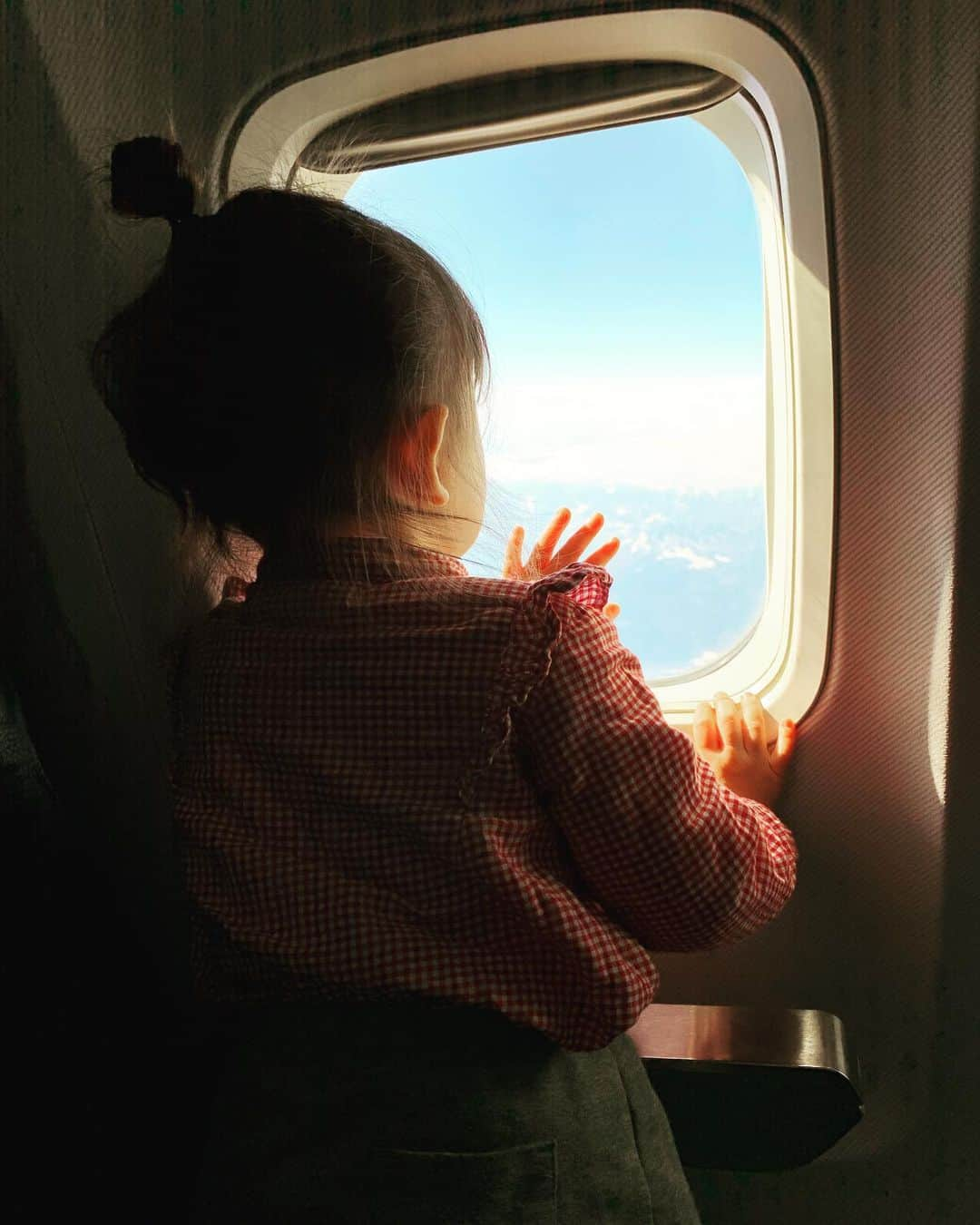 虎南有香のインスタグラム：「✈️母ちゃんの冬休み✈️ 実家に少しばかり帰省中☃️♥️ 前回までは飛行機で眠りについていたちび虎も、 今回は「飛行機に乗ってるね！」「空飛んでるよ！」と楽しそうにしていて成長を感じました😊♥️ 他にも色々と成長を感じている冬休み❄️ また更新します☺️❣️ #ついに前髪も切った #自撮りしてない #見せる事なくまた伸びそう #なるはやで見せます #待ってて」