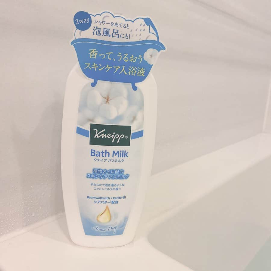 大須賀あみさんのインスタグラム写真 - (大須賀あみInstagram)「今日の入浴剤はこれ〜﻿ クナイプのバフミルク🐮🥛﻿ ﻿ コットンミルクの香り！﻿ テスターで嗅いだ匂いが優しくて甘くて﻿ 柔軟剤の香りみたいだったので試した☺︎﻿ ﻿ 実際入れてみると香りはほんのり﻿ 色も薄めだったかな！﻿ ﻿ ただ、泡がすごくたつ！！笑﻿ 今まで使った他の泡風呂よりすごい😂﻿ ﻿ 贅沢な気持ちになりました💭﻿ 他の入浴剤と掛け合わせてもよいかも﻿ ﻿ ﻿ #クナイプ #クナイプバスミルク #コットンミルク #柔軟剤の香り #入浴剤マニア #おすすめ入浴剤 #泡風呂 #あーみーのお風呂　　#ドラッグストア購入品」2月19日 21時37分 - osugaami_official