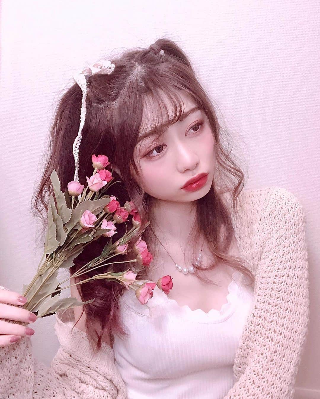 高橋里彩子さんのインスタグラム写真 - (高橋里彩子Instagram)「動画が何故か投稿できなーい(๑•﹏•๑｀)ぷえ〜っ﻿ ﻿ アップロードしてるのに😫🙌🏻﻿ ﻿ ﻿ ストーリーで、メイクの悩み多かったのが﻿ アイラインと、眉毛、まつ毛のことだったので﻿ 今度動画作ります♥️♥️﻿ そのほうがわかりやすいかなって😋💗﻿ ﻿ ﻿ 少しでもわかりやすいようにつくるね(*´˘`*)♡﻿ ﻿ ﻿ けど、動画上がらない問題があるので、﻿ ちょっと時間ください😫💞﻿ ﻿ ﻿ ﻿ 今回の投稿はどうですかぁー？﻿ どの私がいいかな❤️？﻿ ﻿ ﻿ ﻿ ﻿ ﻿ ガーリーに決めてみました😋♥️﻿ ﻿ ﻿ ﻿ ﻿ ﻿ ﻿ #量産型ヲタク #量産型 #量産型女子 #量産型コーデ #量産型ヘアメ #量産系女子 #アイドル #韓国アイドル #ガーリー #ガーリーコーデ #大人ガーリー﻿ #地雷メイク  #ガーリーファッション #大人ガーリーコーデ #ガーリー系 #ガーリーメイク #ガーリーヘア #ガーリー女子 #girly #ファッション #コーデ #pink #女の子 #リボンアレンジ #ヘアリボン #リボンヘアアクセサリー﻿ #量産型ヘアアレンジ #larme #ラルム ﻿」2月19日 21時37分 - konkonwanwan
