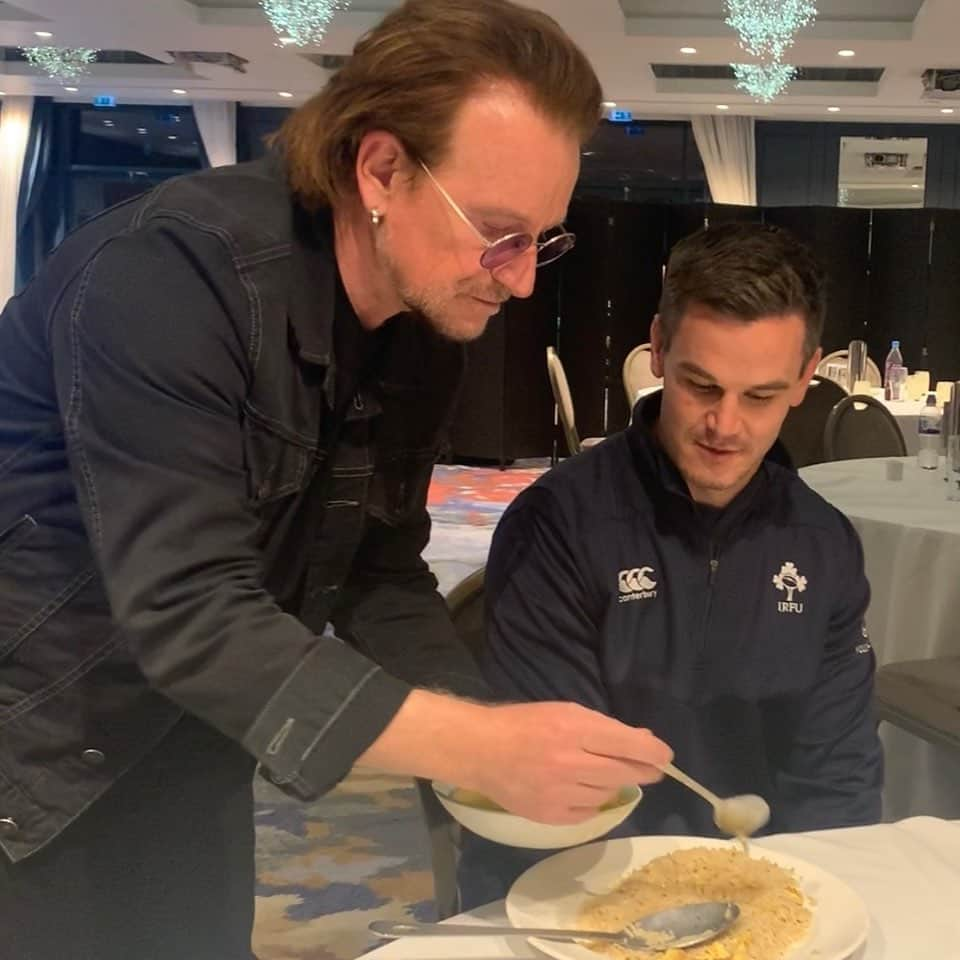 U2さんのインスタグラム写真 - (U2Instagram)「At your service, Sir… and always at the service of a truly great Irish team…! Bono @sexton_johnny10 @irishrugby」2月19日 21時40分 - u2