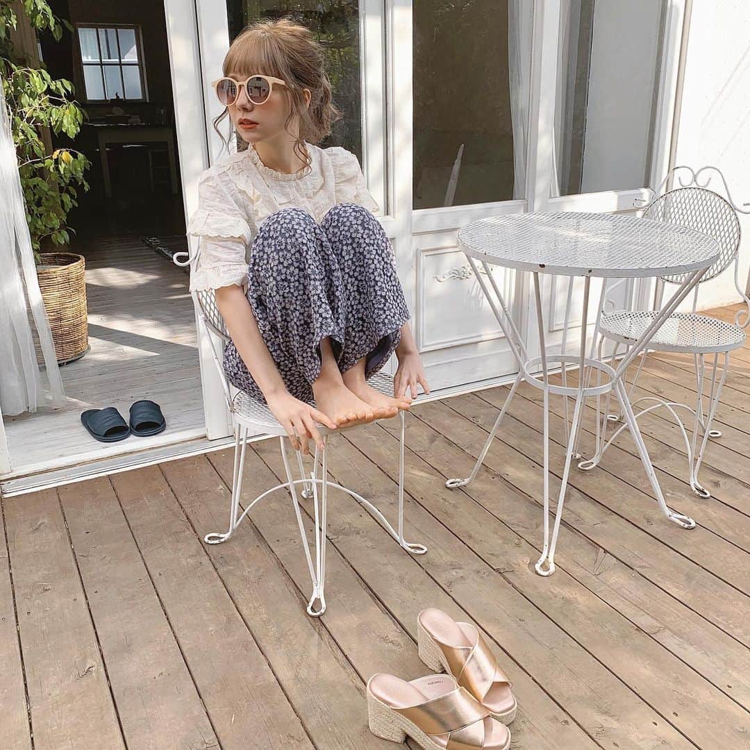 柴田あやなのインスタグラム：「スリッパ邪魔だな〜！！！！！！」