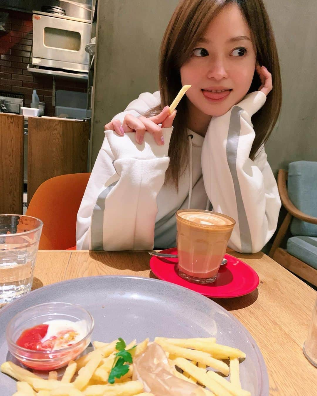 小林涼子さんのインスタグラム写真 - (小林涼子Instagram)「. 自分なりの生き方で それなりに 生きてきてしまったから 凝り固まってしまっている そんな部分もあるのだろう 何事に対しても 飲み込む気持ちを持ちたい そう思うのに できない自分とにらめっこ 悩み深きお年頃よ 🤔 #悶々 #もんもん #悩み中 #30歳思春期 #そんなばかな #이해하고싶어도이해안되는중 #힘들다 #어떻게 #정말 #머리속이복잡」2月19日 21時56分 - ryoko_kobayashi_ryoko