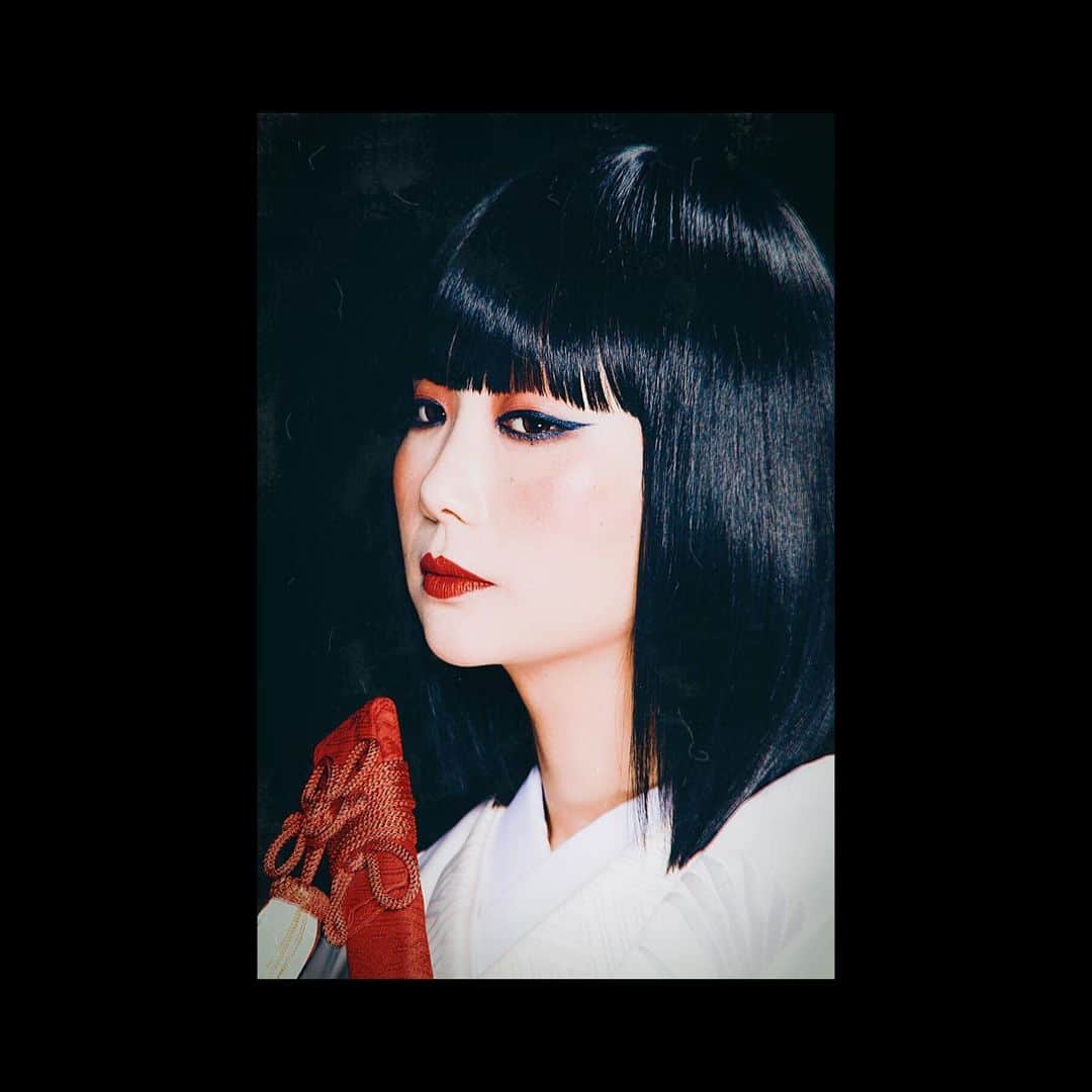 まりゑさんのインスタグラム写真 - (まりゑInstagram)「『さぁさ、こちらへ。』 #作品撮り  #まりゑ  #お着物  #日本 #怪女  #japan #japanese #🇯🇵 #photography #photo #kimono #kimonostyle #kimonofashion  #kimonogirl @iaaiooo @naya__hairmakeup」2月19日 21時50分 - manmarumarie