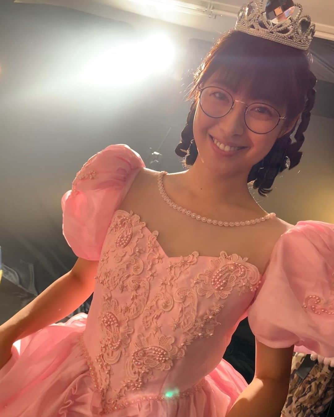 瀧本美織のインスタグラム：「本日第3話配信です！1話に出てきた彩の妄想シーンから👸  #スタジオアリス みたい  #fod  #ドラマ  #運命から始まる恋  #佐藤彩  #眼鏡」