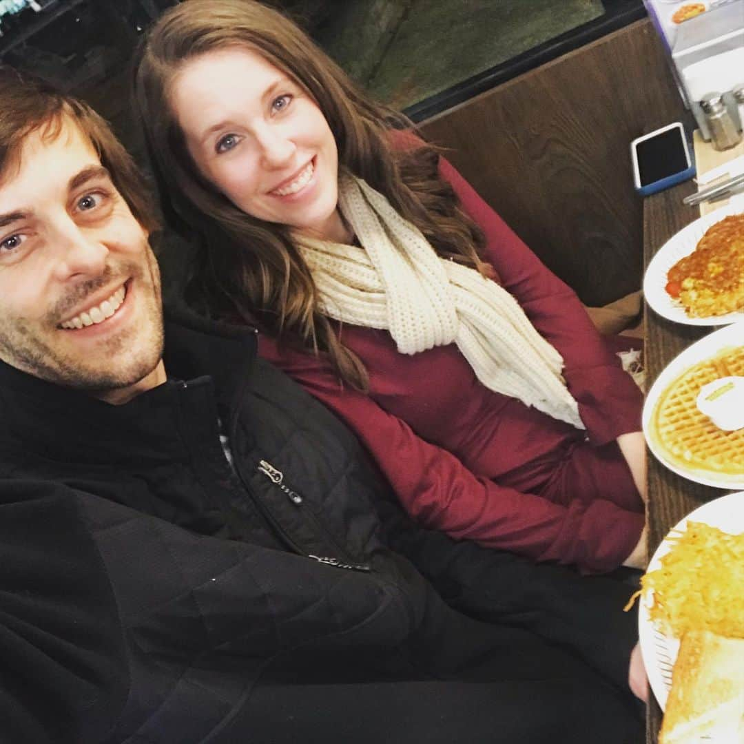 デリック・ディラードのインスタグラム：「We had a great time the other night celebrating Valentine’s Day at Waffle House!  #wafflehouse did an incredible job making it a romantic evening!  Jill even surprised me with a tray of delicious goodies at home 😍 I love you @jillmdillard and thanks for being my Valentine these past 5 years!  #lawschoolcouplevalentinesdinner」