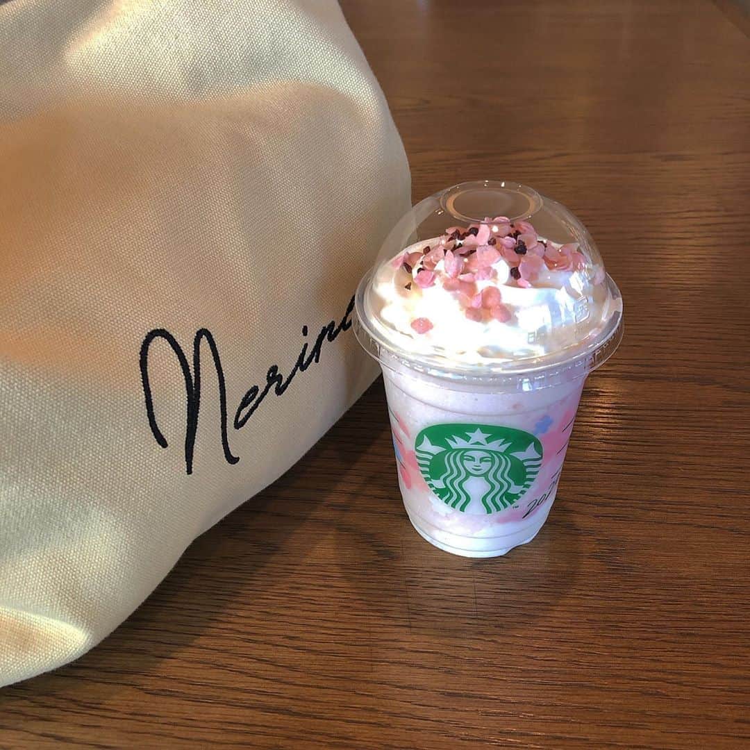 柏山奈々美のインスタグラム：「サクラのフラペチーノシリーズは毎年楽しみなんだよね。 今年も美味しい🌸  #sakura #スタバ #cafe #さくらミルクプリンフラペチーノ」