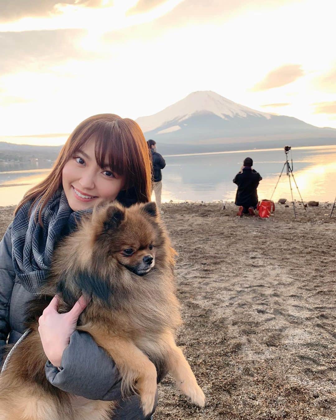 中川祐子さんのインスタグラム写真 - (中川祐子Instagram)「愛犬2匹も一緒でした❤️ 初めて見る富士山に興奮してはしゃぎ過ぎたのか、 ウルはちょっとお疲れ気味(笑) . シエルはずっとテンションMAX😆❣️ . #愛犬と富士山 #美しい風景 #山中湖 #アイスキャンドルフェスティバル #スーパー晴れ女発揮 #愛犬と一緒 #mountfuji #diamondfuji #beautifulview #withmydogs #自然現象」2月19日 21時53分 - nakagawa.yuko