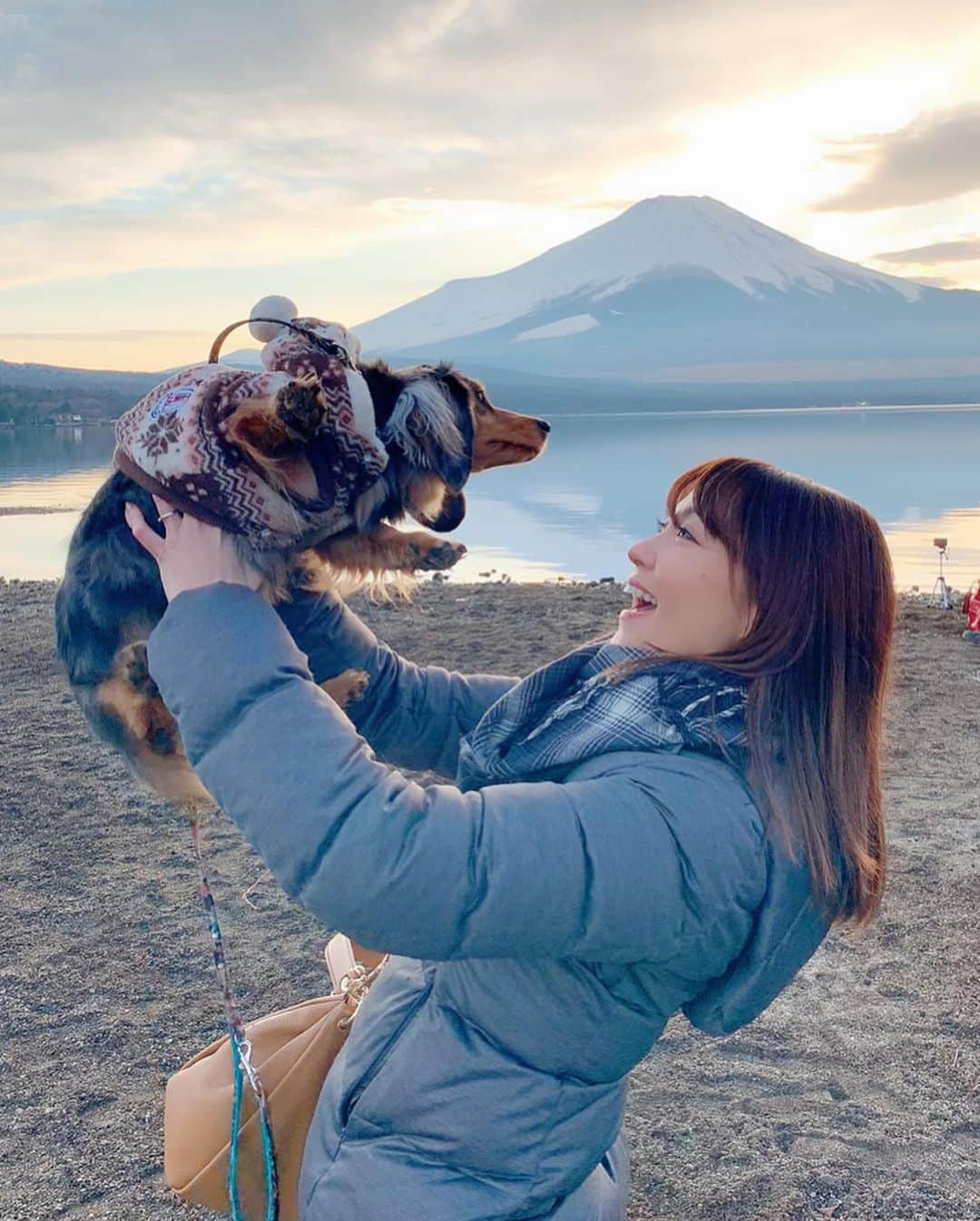 中川祐子さんのインスタグラム写真 - (中川祐子Instagram)「愛犬2匹も一緒でした❤️ 初めて見る富士山に興奮してはしゃぎ過ぎたのか、 ウルはちょっとお疲れ気味(笑) . シエルはずっとテンションMAX😆❣️ . #愛犬と富士山 #美しい風景 #山中湖 #アイスキャンドルフェスティバル #スーパー晴れ女発揮 #愛犬と一緒 #mountfuji #diamondfuji #beautifulview #withmydogs #自然現象」2月19日 21時53分 - nakagawa.yuko