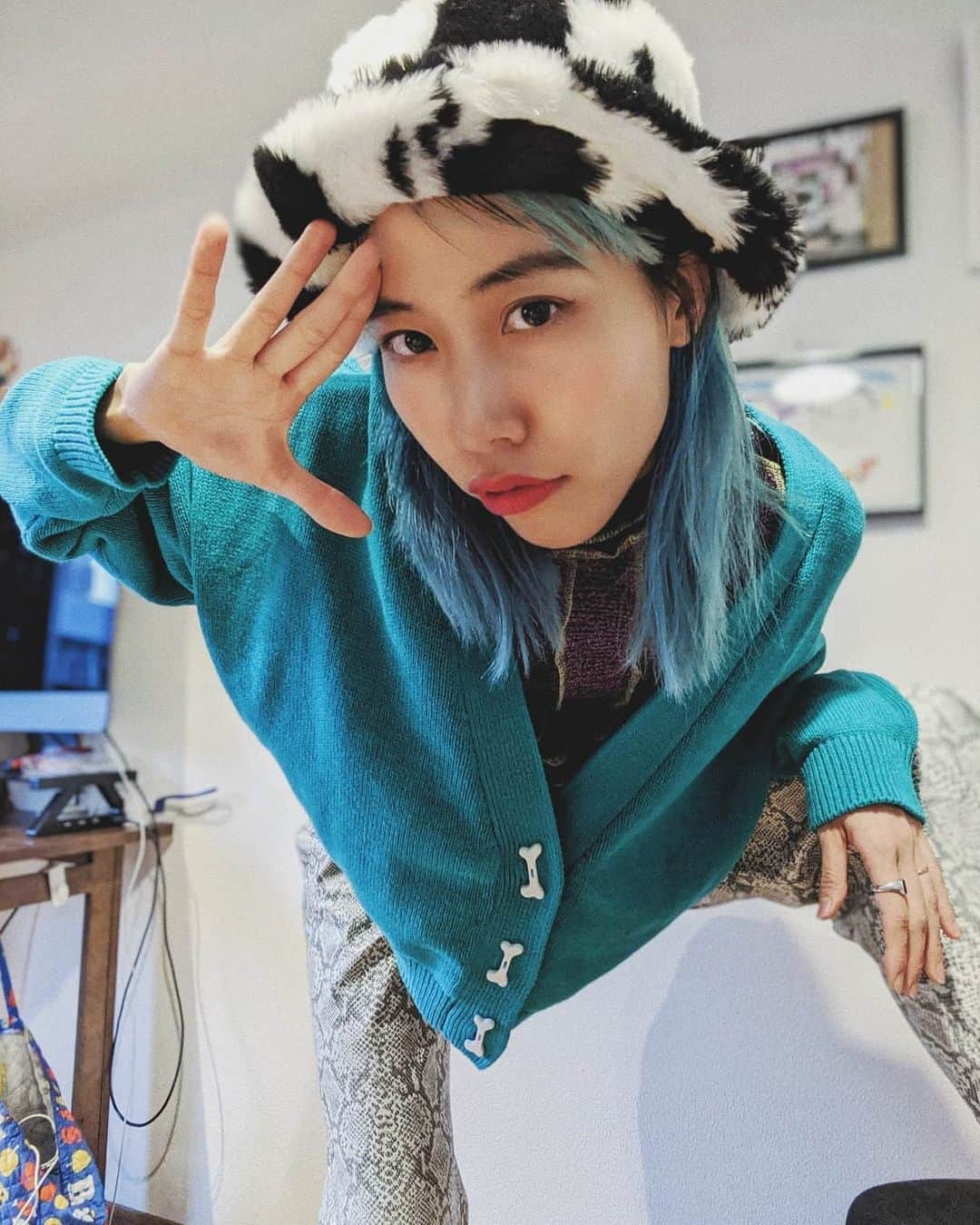 草野絵美のインスタグラム：「The Flintstones collab cardigan is damn adorable🦕💗 🦴こどものころ大好きで本も集めてた原始家族フリント・ストーンのコラボセーターを @lazyoaf で買った♥  いまみると50年代のアメリカを象徴するような消費文化要素満載！ まさにUS版サザエさんのような普通を普及するプロパガンダ・アニメなんだけど、ハチャメチャなキャラクターが好きでした。  一軒屋に食洗機、スポーツカーにボーリングなど、ある種のアメリカン・ドリームを原始家族を通して感じて、 それが、バブル期日本のサラ金のCMキャラになってたっていうのも興味深い🤔  #ハンナバーベラ  #lazyoafxflintstones #theflintstones #フリントストーン #yabadabadoo」