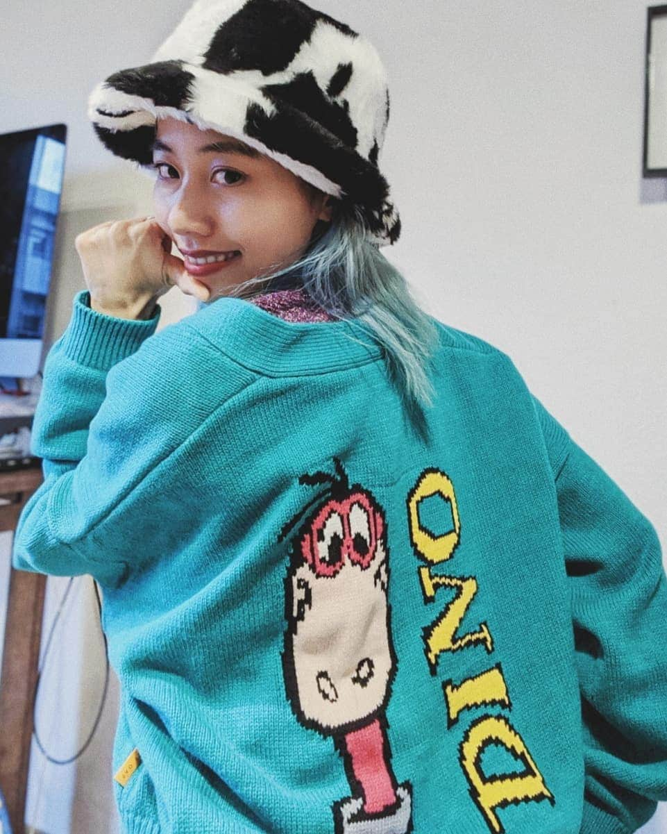 草野絵美さんのインスタグラム写真 - (草野絵美Instagram)「The Flintstones collab cardigan is damn adorable🦕💗 🦴こどものころ大好きで本も集めてた原始家族フリント・ストーンのコラボセーターを @lazyoaf で買った♥  いまみると50年代のアメリカを象徴するような消費文化要素満載！ まさにUS版サザエさんのような普通を普及するプロパガンダ・アニメなんだけど、ハチャメチャなキャラクターが好きでした。  一軒屋に食洗機、スポーツカーにボーリングなど、ある種のアメリカン・ドリームを原始家族を通して感じて、 それが、バブル期日本のサラ金のCMキャラになってたっていうのも興味深い🤔  #ハンナバーベラ  #lazyoafxflintstones #theflintstones #フリントストーン #yabadabadoo」2月19日 21時53分 - emiksn