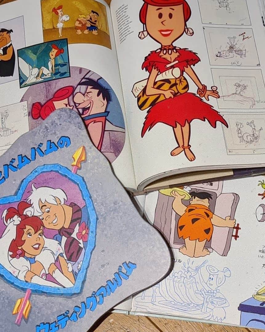 草野絵美さんのインスタグラム写真 - (草野絵美Instagram)「The Flintstones collab cardigan is damn adorable🦕💗 🦴こどものころ大好きで本も集めてた原始家族フリント・ストーンのコラボセーターを @lazyoaf で買った♥  いまみると50年代のアメリカを象徴するような消費文化要素満載！ まさにUS版サザエさんのような普通を普及するプロパガンダ・アニメなんだけど、ハチャメチャなキャラクターが好きでした。  一軒屋に食洗機、スポーツカーにボーリングなど、ある種のアメリカン・ドリームを原始家族を通して感じて、 それが、バブル期日本のサラ金のCMキャラになってたっていうのも興味深い🤔  #ハンナバーベラ  #lazyoafxflintstones #theflintstones #フリントストーン #yabadabadoo」2月19日 21時53分 - emiksn