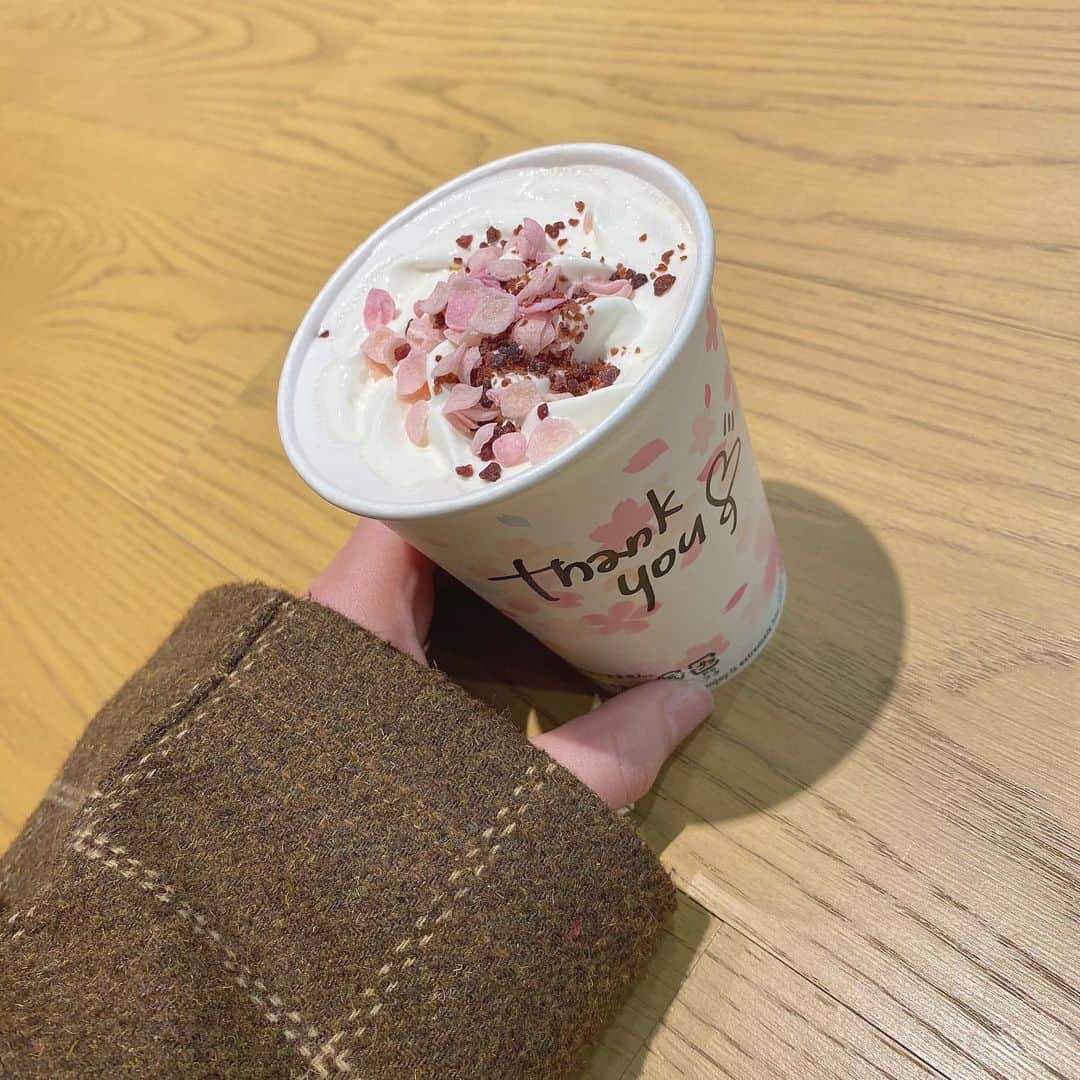 浅井七海さんのインスタグラム写真 - (浅井七海Instagram)「.﻿ 去年初めて飲んで感動した﻿ スタバの桜のラテ🥺🌸♡﻿ 桜って木だしどうなんだろ？って思ってたけど﻿ 本当に美味しい。。桜餅的な！﻿ コーヒー要素0だからコーヒー好きな方は﻿ ショット追加したらいいし、私みたいな甘党は﻿ そのままで …🤤🥛﻿ ﻿ This is Starbucks's delicious cherry blossom milklate🥺🌸♡﻿ I recommend it because it tastes impressive.🤤🥛﻿ ﻿ #starbucks #スタバ #🌸 #さくらミルクラテ﻿ ﻿」2月19日 21時55分 - naamin48_