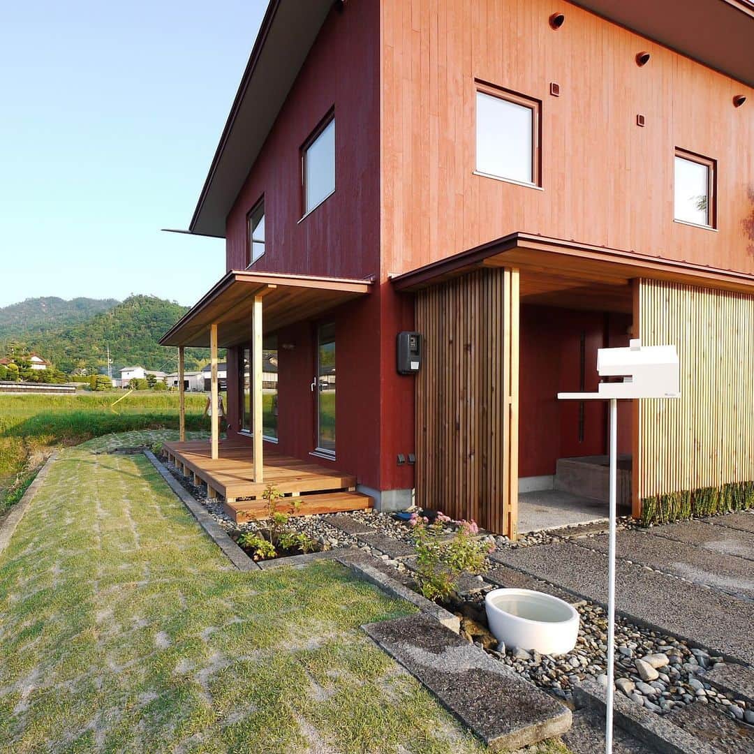 アイトフース | 北欧住宅｜注文住宅｜広島・岡山・山口さんのインスタグラム写真 - (アイトフース | 北欧住宅｜注文住宅｜広島・岡山・山口Instagram)「熊野の家 この辺り孔雀出るし、という事でこれぐらい思い切りある色でスカンジナビアンレッド！ ・ @aitohus_gallery  #アイトフースライフ #アイトリブ #住まいづくり #注文住宅 #広島の注文住宅 #サスティナブル　 #木と漆喰の家 #赤い家」2月19日 22時05分 - aitohus