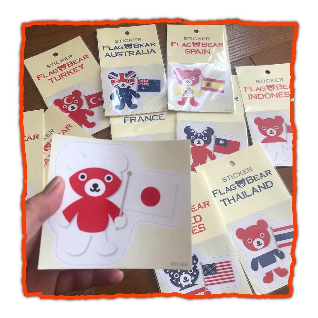 のインスタグラム：「🌟 FLAG BEAR STICKER!!! 新宿のハンズで売られてたぁ！ スーツケースに貼ってるのだ♪ 行った国コンプリートしたい！ #FLAGS #flagbear #flagbearsticker #スーツケースステッカー  #店頭で見るとテンションアガル #旅テンション #ムーングラフィックス」