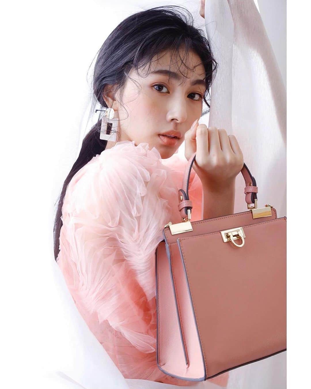 西村円花のインスタグラム：「🌸🌸🌸 ・ ・ ・ @nano_bag_official  2020 S/S LOOKBOOK ・ nanobagのインスタのURLからLOOKBOOKみれます⭐️ ・ ・ ・ @nagolic #nagolic #nanobag #spring #summer #🌸」