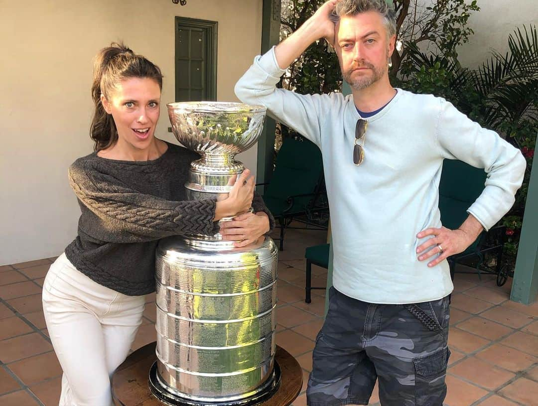 ショーン・ガンさんのインスタグラム写真 - (ショーン・ガンInstagram)「My friend of many decades and fellow St. Louisan @msjennafischer invited us to see the actual Stanley Cup today and it didn’t disappoint. I knew Jenna would know exactly what to do: put a cat in it.  #goBlues  #StanleyCup」2月19日 13時11分 - thejudgegunn