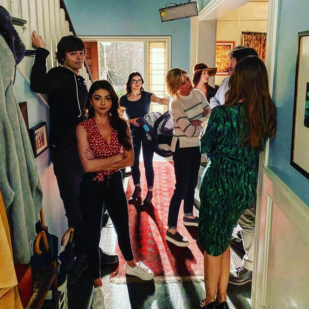 ジェシー・タイラー・ファーガソンさんのインスタグラム写真 - (ジェシー・タイラー・ファーガソンInstagram)「Filming the series finale of @abcmodernfam. 😭」2月19日 13時04分 - jessetyler