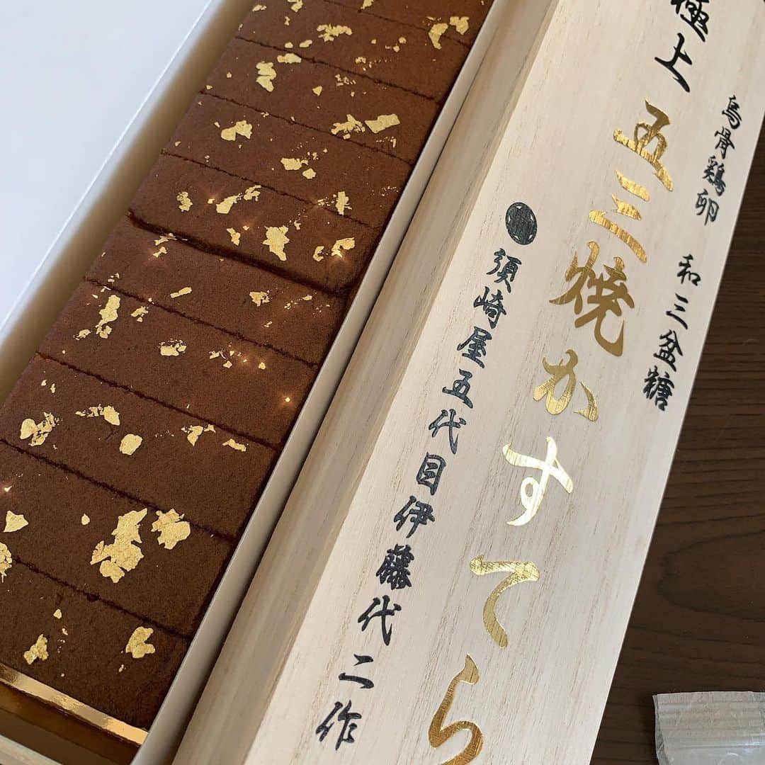 佐伯三貴のインスタグラム：「すんごい高級なカステラ頂いた😍🙏❤️❤️❤️ 糖質制限中だからあんま食べれんけど🥺  #極上五山焼かすてら」