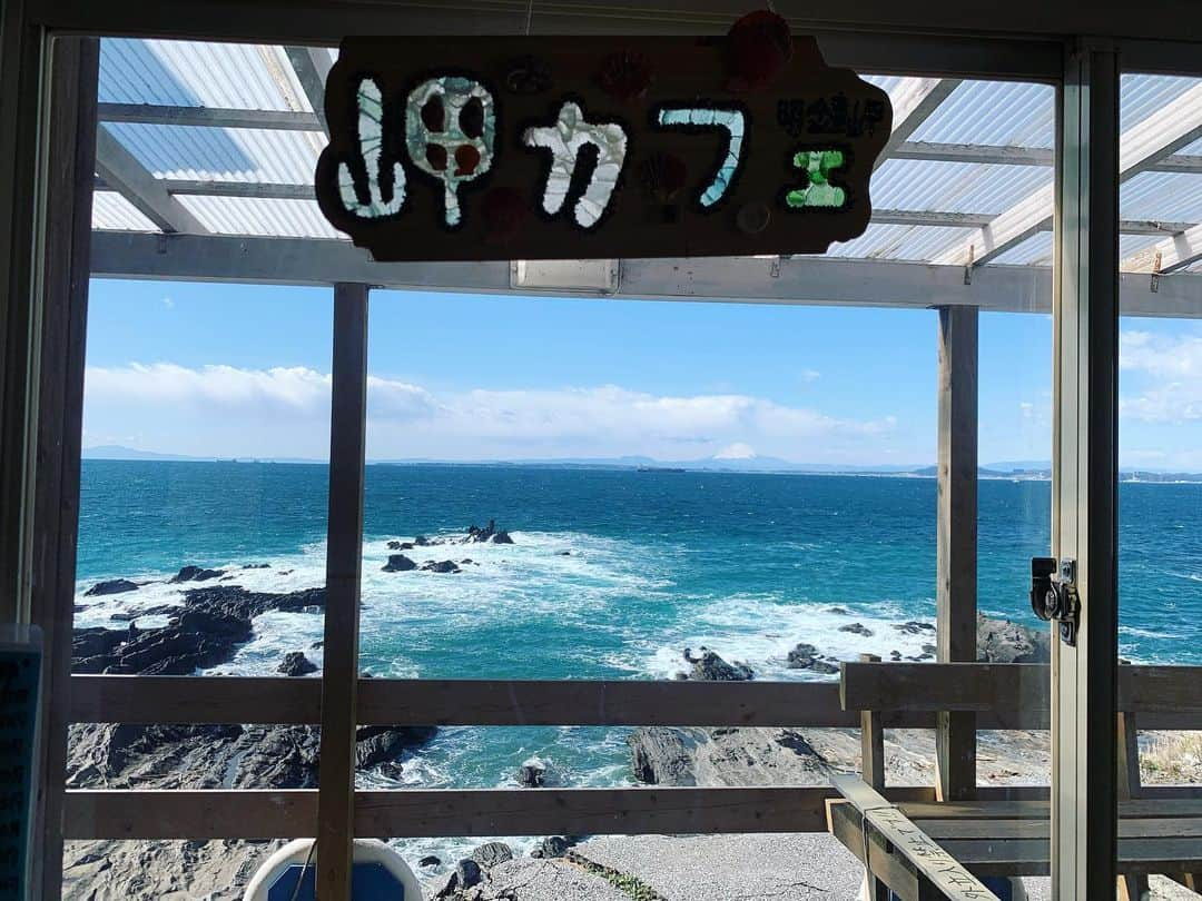 中村愛さんのインスタグラム写真 - (中村愛Instagram)「🌊♡ ・ ・ ・ 久々に千葉の下の方行けた気がする✨ 行ってみたかった #岬カフェ さん。 富士山🗻きれいに見れました(^O^)‼️ バイカーの方がいて次はバイクで🏍行きたいなぁって思った。ツーリングしたいな！！ #明鐘岬 #ツーリング女子  コーヒーカップ☕️も味があって🤭わ！ってなった！ #朝ドラ好き #朝ドラは陶芸家の話 #スカーレット」2月19日 13時22分 - nakamuramura_ai