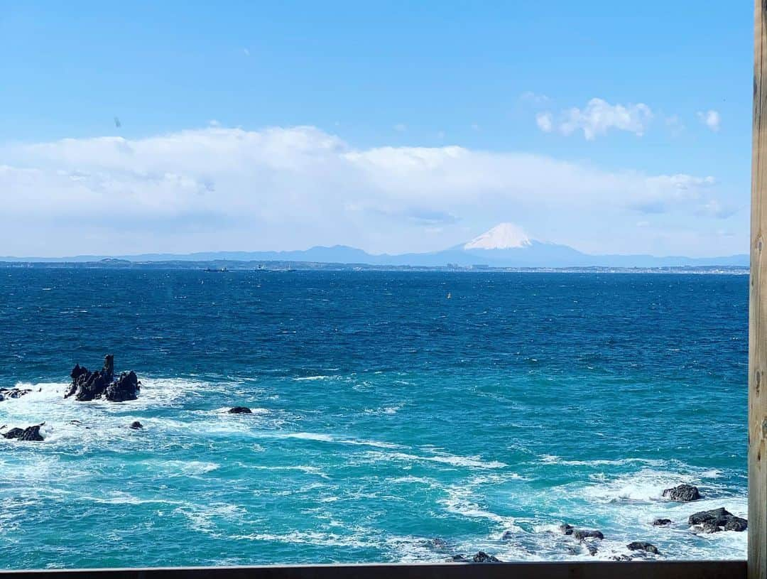 中村愛さんのインスタグラム写真 - (中村愛Instagram)「🌊♡ ・ ・ ・ 久々に千葉の下の方行けた気がする✨ 行ってみたかった #岬カフェ さん。 富士山🗻きれいに見れました(^O^)‼️ バイカーの方がいて次はバイクで🏍行きたいなぁって思った。ツーリングしたいな！！ #明鐘岬 #ツーリング女子  コーヒーカップ☕️も味があって🤭わ！ってなった！ #朝ドラ好き #朝ドラは陶芸家の話 #スカーレット」2月19日 13時22分 - nakamuramura_ai