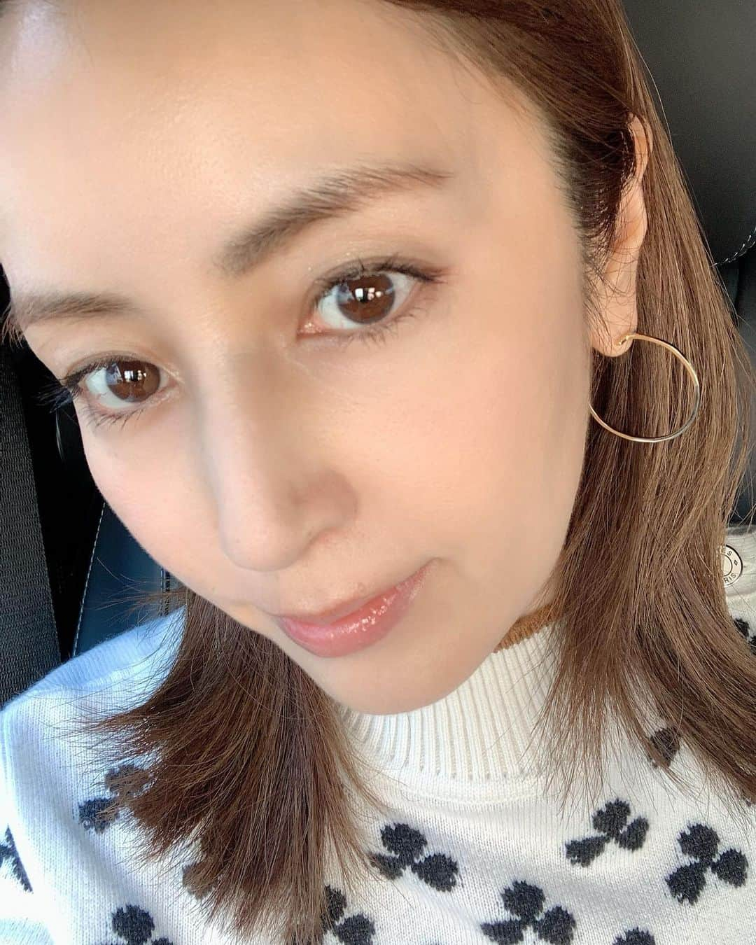 矢田亜希子さんのインスタグラム写真 - (矢田亜希子Instagram)「最近はノーファンデーション。 日焼け止め塗って、ルーセントパウダーでおさえてチーク。眉毛描いて、うっすらアイシャドウにマスカラだけ。 #普段メイク#ファンデーションなし#自分メイク#日焼け止めだけ大事#チークも#たまにマスカラ#年齢とともにやりすぎ注意#ノーファンデ#眉間の血管は生まれつき#鼻のところ#青いの#痣ではないよ」2月19日 13時23分 - akiko_yada