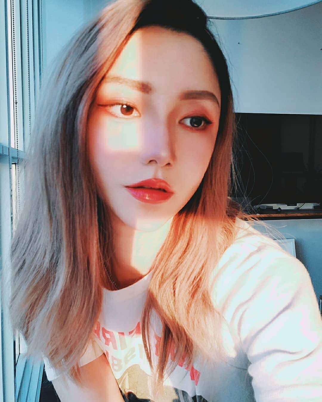 ひかりんのインスタグラム：「Glow 🌅 Bought colourpop's highlighter in color flexiratian . It makes your skin looks amazing 👌 #highlighter」