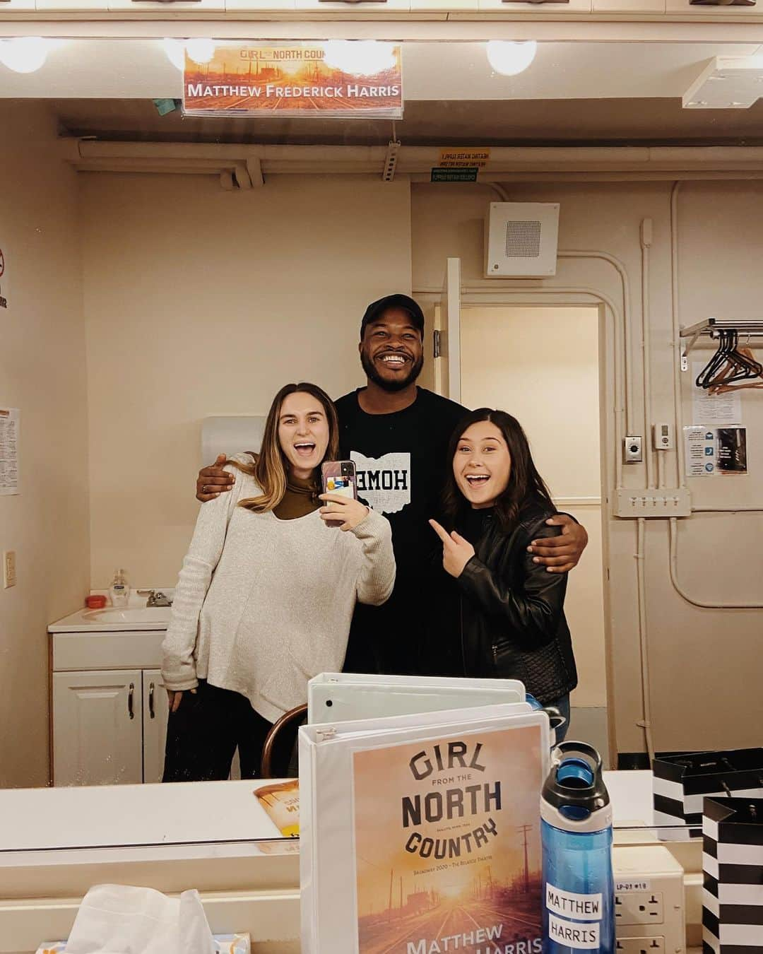 リン・マニュエル・ミランダのインスタグラム：「Biggest Broadway Smiles for this guy making his Broadway DEBUT! So proud of you Matthew!!!! @musiq4life ✨⭐️」