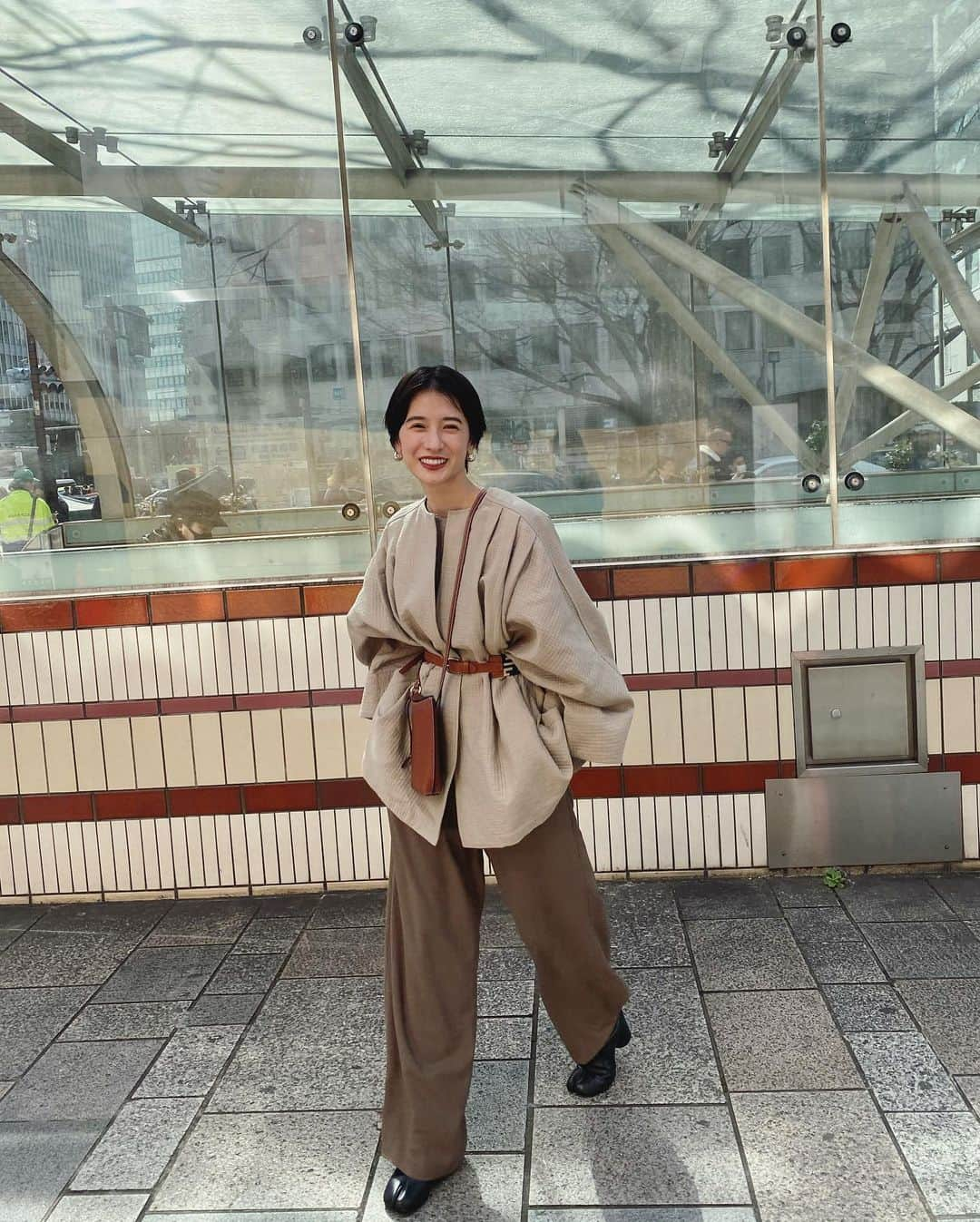 松本恵奈さんのインスタグラム写真 - (松本恵奈Instagram)「いいお天気で気持ちいい◎ お気に入りのBOX TUCK JKを着ています⚪️ インナーT/Sはまだ寒かった。笑 ちなみにJKは本日入荷だよ♡ すごーくオススメ◎ ベルトは3月入荷です！ #clane #新作 #好きなやつ」2月19日 13時35分 - ena1123