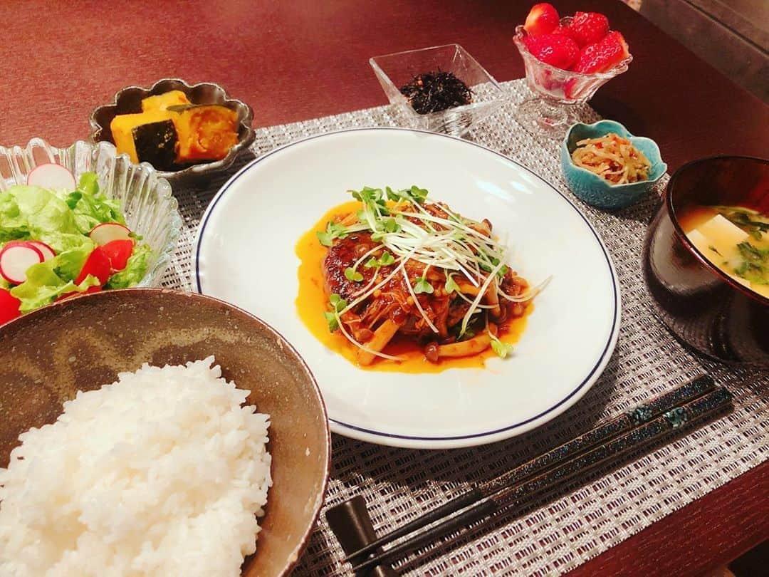 丸高愛実さんのインスタグラム写真 - (丸高愛実Instagram)「🍚💓 サラダはレタスとブロッコリーの芽とラディッシュとトマト🍅  #いつの日かのごはん #デミグラスハンバーグ　#ひじきの煮物 #かぼちゃの甘煮　#きんぴらごぼう #サラダ　#お味噌汁　#ごはん　#いちご　#丸高ごはん」2月19日 13時45分 - marutakamanami