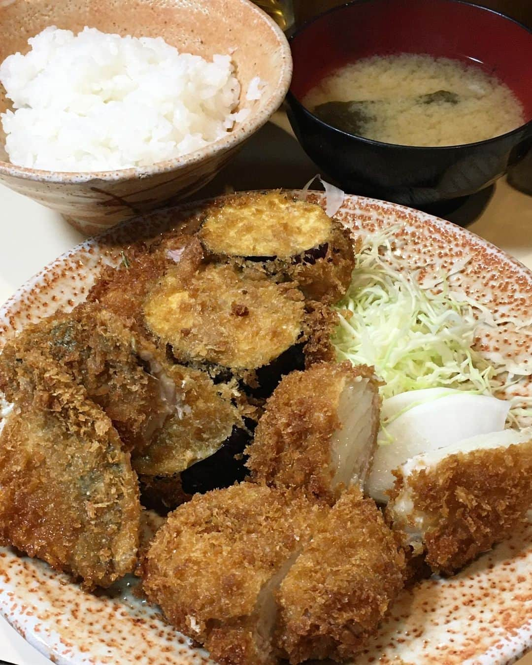 B JIRUSHI YOSHIDAさんのインスタグラム写真 - (B JIRUSHI YOSHIDAInstagram)「【代官山LUNCH】 【店名】とりかつ チキン 【メニュー】定食 4品 【PRICE】¥1,050- 【一言】今日の代官山LUNCHでご紹介するのは、渋谷道玄坂にある、とりかつチキン。 好きなカツやフライを選んで自分好みのフライ定食を注文出来るスタイルなので、今回はとりかつ、アジフライ、なすフライ、玉ねぎフライの4品の組み合わせで注文。 見た目からもなかなかボリュームでしたが、味は美味しく、衣も思ったよりも薄くてペロリと完食。 昔ながらの食堂で楽しめ、まさに揚げ物パラダイスでした。  #B印ランチ #代官山ランチ #代官山LUNCH #渋谷 #とりかつ #とりかつチキン」2月19日 13時48分 - bjirushiyoshida