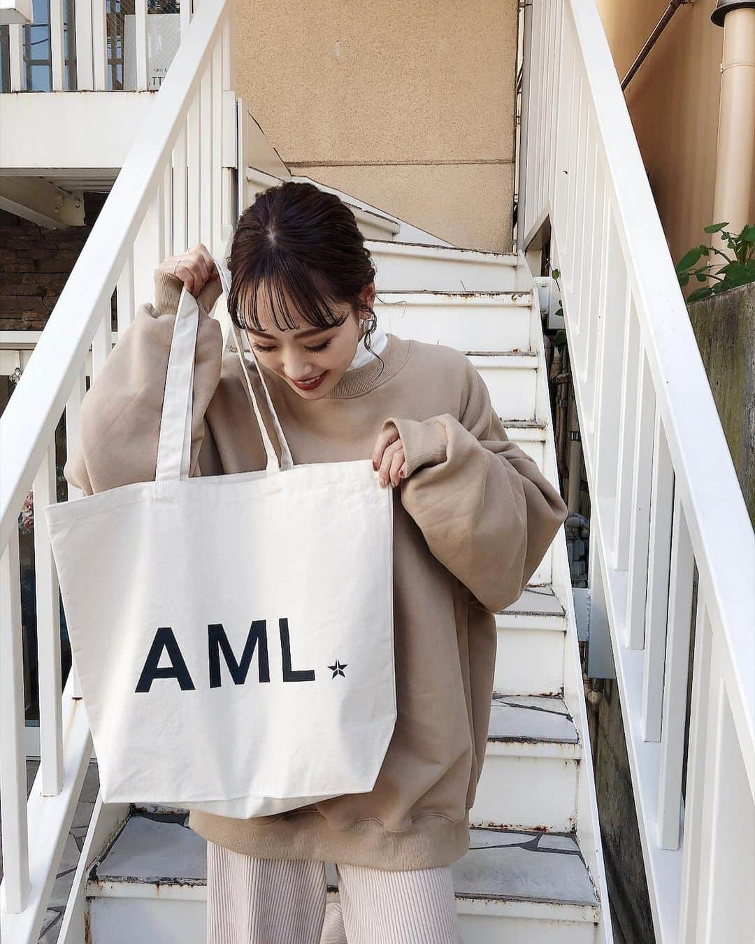 三方美穂さんのインスタグラム写真 - (三方美穂Instagram)「可愛いトートbagできたよ🧡 POPUPの時の先着順でお渡しするやつ☺︎ いつもと同じしっかりしてるキャンバス生地、エコバッグで使ってほしいから大きめに🧡 折りたためば小さくなるから、持ち運びも便利！ @amail_official  POPUPについてはサイトに詳細upしてるよ〜 #トートバッグ  #エコバッグ #アマイル #AML #ベージュコーデ #春コーデ」2月19日 14時08分 - mihomikata