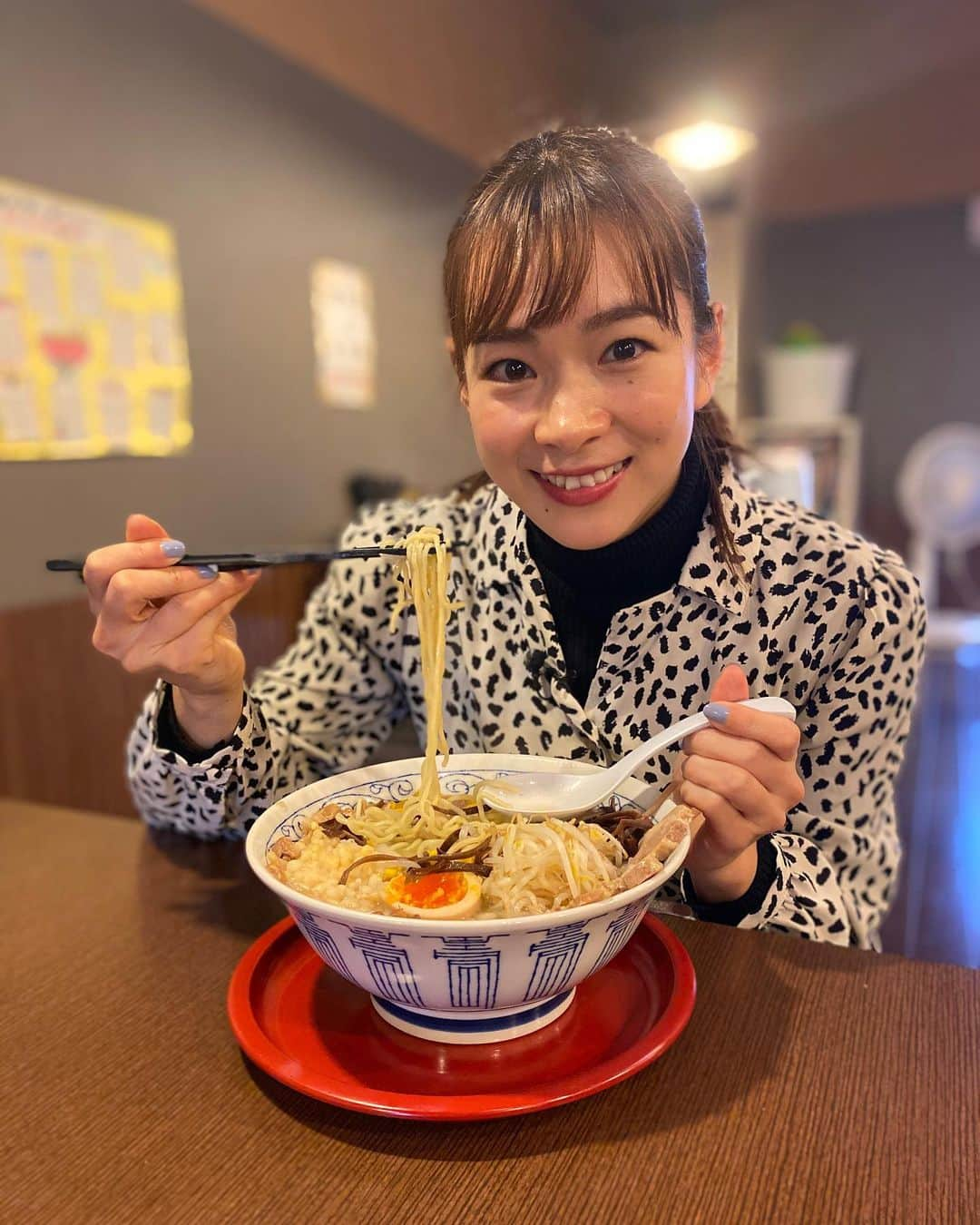 酒井瞳さんのインスタグラム写真 - (酒井瞳Instagram)「ラーメン特集最後は #福茶ラーメン さん 老舗ラーメンの大人気ラーメンはニララーメン！ 麺が見えないくらいのニラの量にびっくり！！！ #ヌタイ商店 のたかくラーメン全部乗せ！ 塩なのにこってり！バターを溶かしたスープが最高でした！それにしても店長の欲張りでボリュームがほんとにすごい。。。！笑 #よかばん #宮崎 #宮崎市 #ラーメン #麺 #umk #うまミヤザキ #ニララーメン #塩ラーメン #ラーメン好き」2月19日 14時11分 - s.sakaihitomi