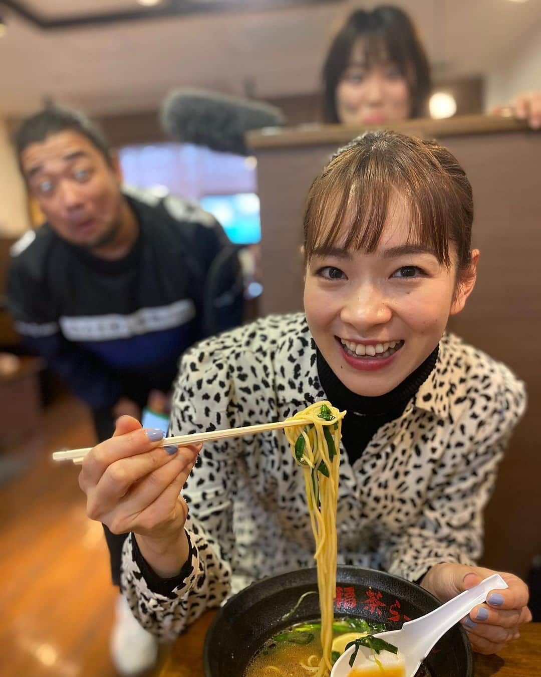 酒井瞳さんのインスタグラム写真 - (酒井瞳Instagram)「ラーメン特集最後は #福茶ラーメン さん 老舗ラーメンの大人気ラーメンはニララーメン！ 麺が見えないくらいのニラの量にびっくり！！！ #ヌタイ商店 のたかくラーメン全部乗せ！ 塩なのにこってり！バターを溶かしたスープが最高でした！それにしても店長の欲張りでボリュームがほんとにすごい。。。！笑 #よかばん #宮崎 #宮崎市 #ラーメン #麺 #umk #うまミヤザキ #ニララーメン #塩ラーメン #ラーメン好き」2月19日 14時11分 - s.sakaihitomi