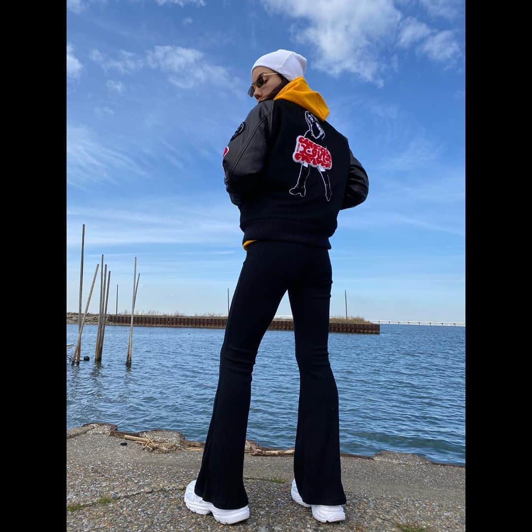 仲里依紗のインスタグラム：「✨✨✨✨ 🧥@xgirljp @hystericglamour_official . . 🕶 @gucci . . 最近海で写真撮りがち🤳🌊😂✨ .」
