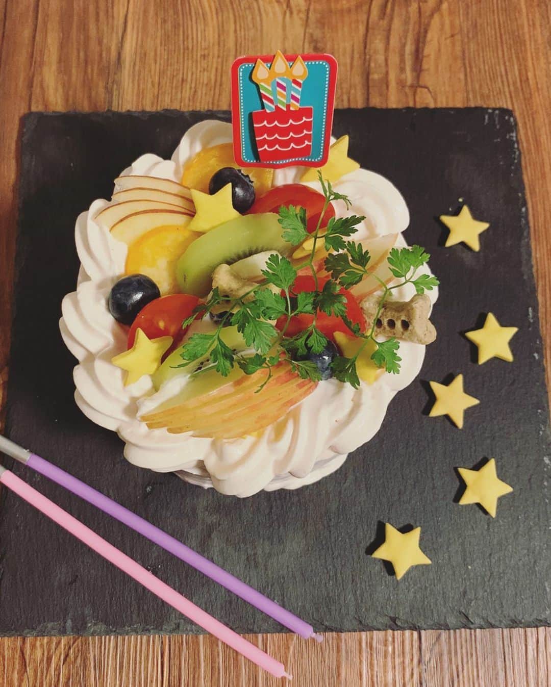 宮前真樹さんのインスタグラム写真 - (宮前真樹Instagram)「#happybirthday  ヌーイおめでとう！ お誕生日ケーキを作りました♡ ヌーイが生まれてすぐに会いにいって こうして13回目のお誕生日にケーキを作れて幸せ♡ #ヌーイおめでとう #コーギー @shihohashimoto3  #愛されワンコ #手作り犬ケーキ ケーキの中身はお肉とおいもさん 鶏胸肉の皮を剥いで卵と葛粉で蒸し焼き ブロッコリーとササミを安納芋でサンド 水切りヨーグルトはビーツで色付け ビーツはzenbペースト。 #zenbペースト」2月19日 14時17分 - miyamaemaki0116
